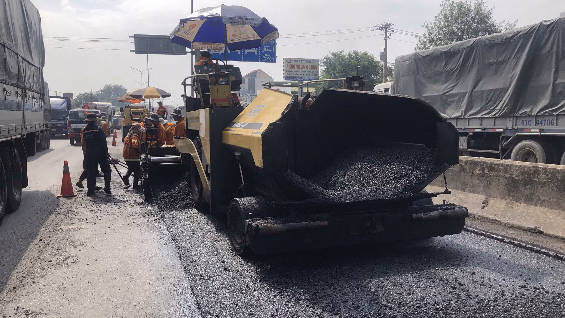 Trải thảm nhựa nóng lên mặt đường. Trải thảm nhựa nóng lên mặt đường.