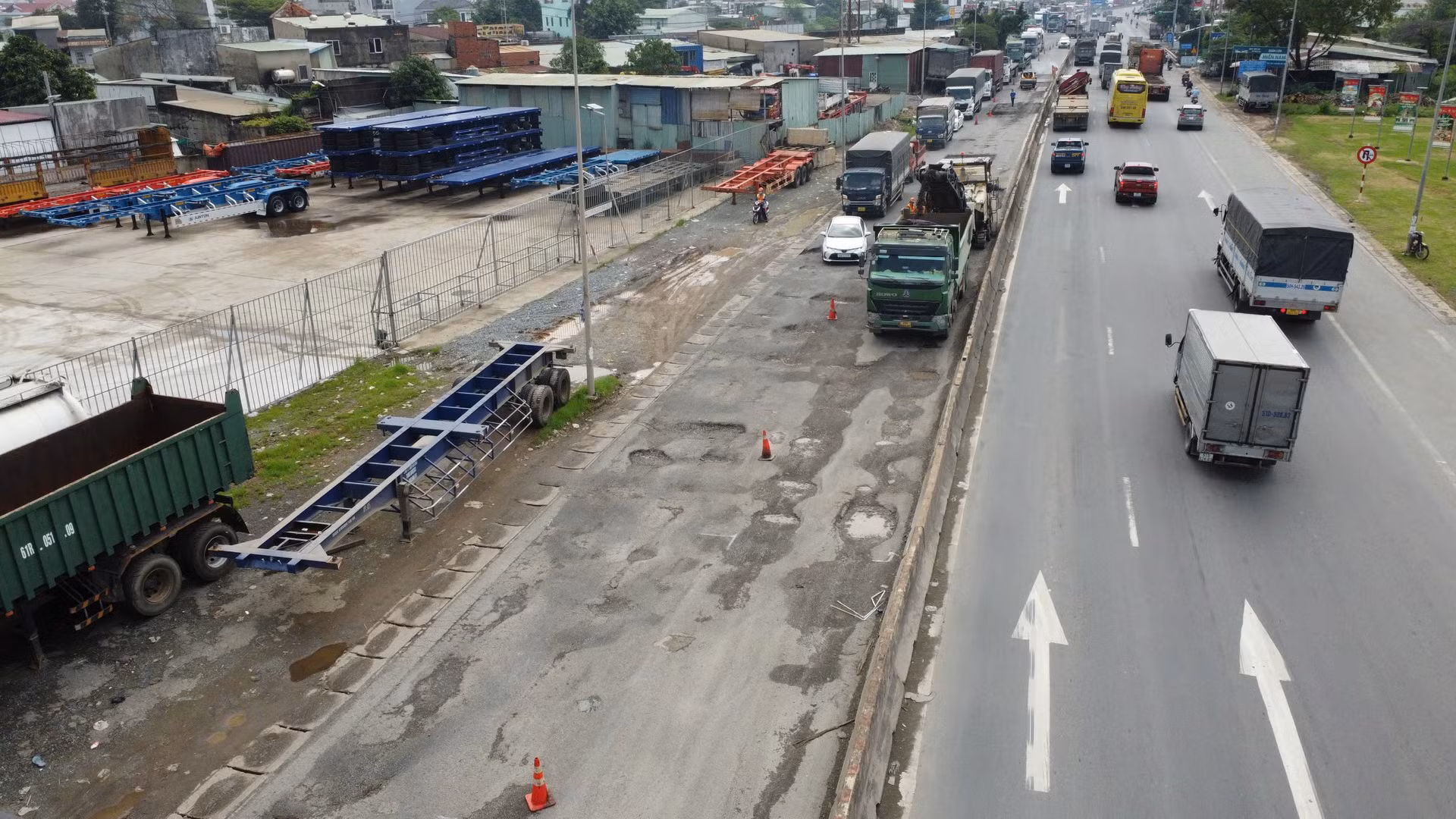Khu vực sửa chữa là nơi đường hư hỏng nặng nhất trên toàn tuyến Quốc lộ 51. Khu vực sửa chữa là nơi đường hư hỏng nặng nhất trên toàn tuyến Quốc lộ 51.