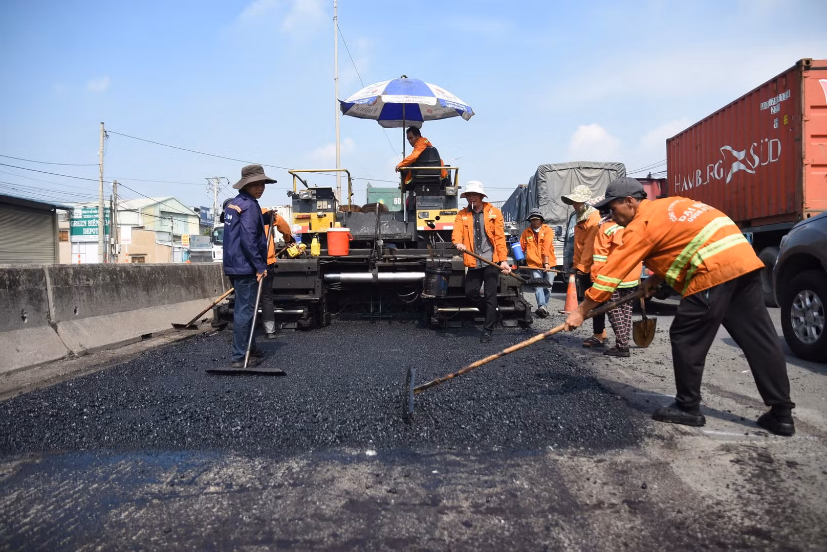 Trải nhựa đường nóng lên mặt đường. Trải nhựa đường nóng lên mặt đường.