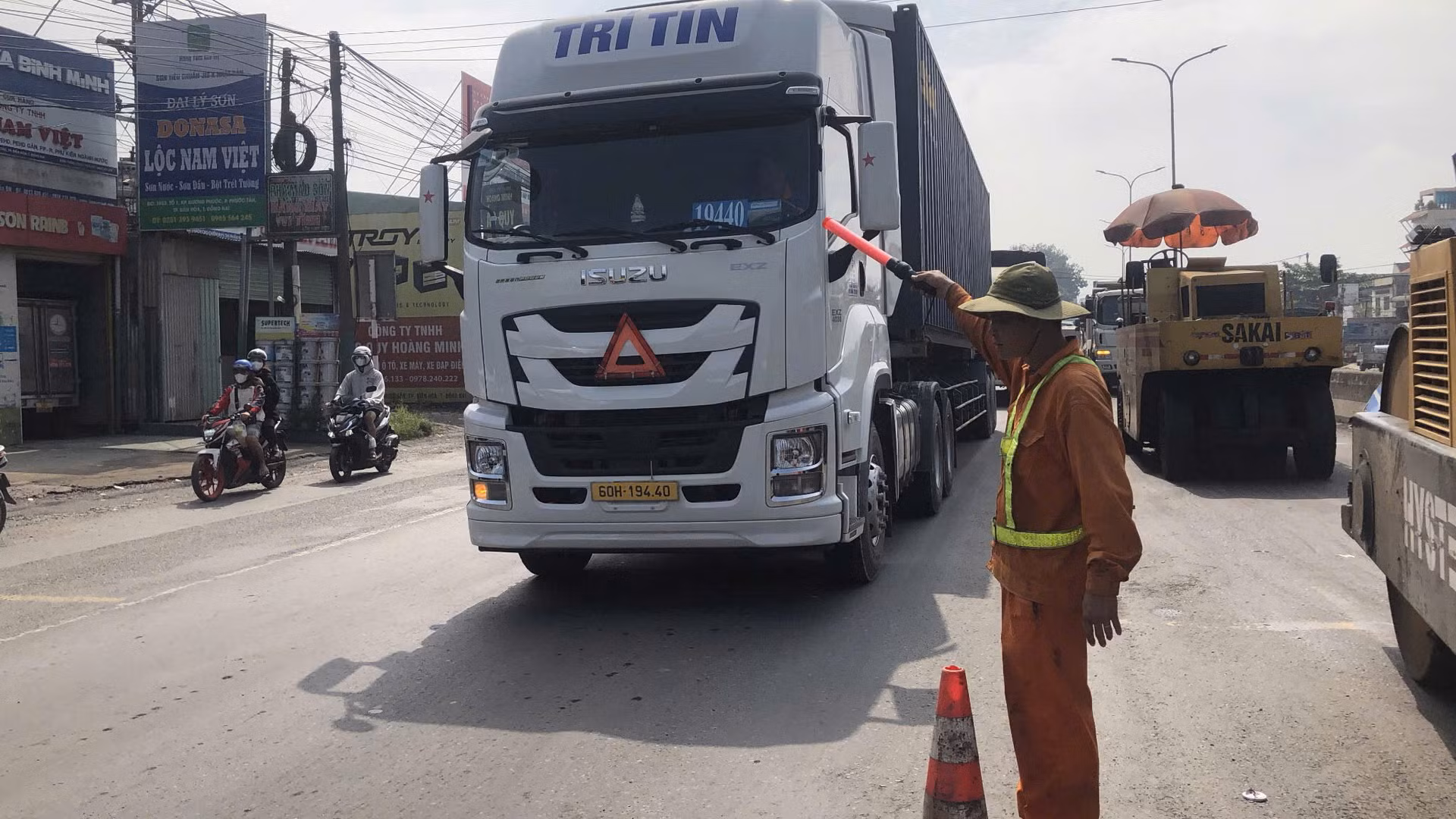 Đơn vị thi công bố trí người điều tiết giao thông để sửa chữa đoạn đường. Đơn vị thi công bố trí người điều tiết giao thông để sửa chữa đoạn đường.