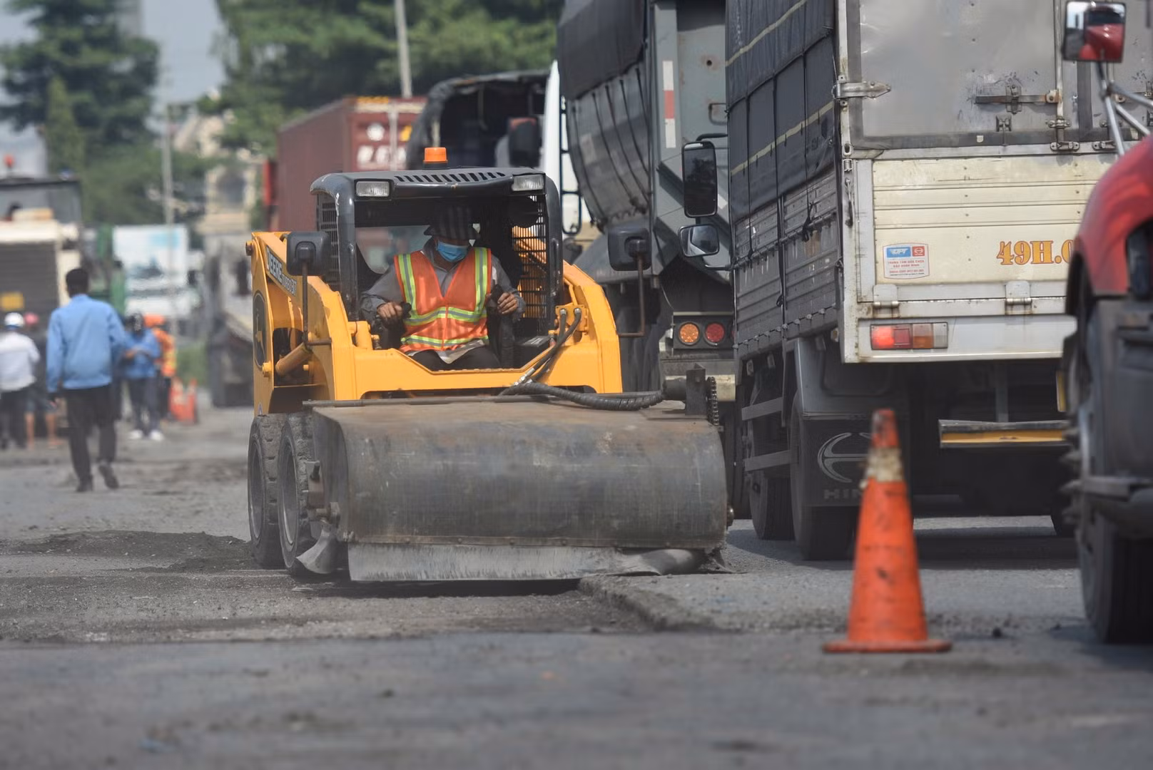 Đơn vị thi công tiến hành bóc tách lớp nhựa ở một số vị trí mặt đường bị hư hỏng khoảng 500m trước khu du lịch Sơn Tiên. Đơn vị thi công tiến hành bóc tách lớp nhựa ở một số vị trí mặt đường bị hư hỏng khoảng 500m trước khu du lịch Sơn Tiên.