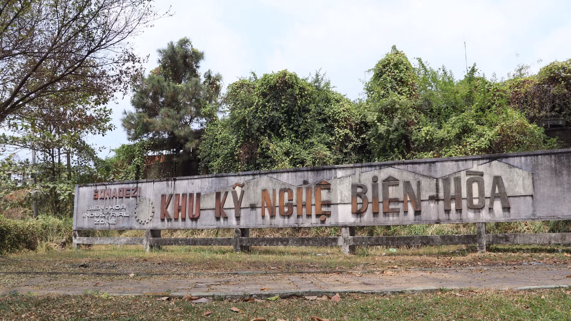 Khu công nghiệp Biên Hòa 1 tiền thân là Khu kỹ nghệ Biên Hòa ra đời từ năm 1963. Khu công nghiệp Biên Hòa 1 tiền thân là Khu kỹ nghệ Biên Hòa ra đời từ năm 1963.