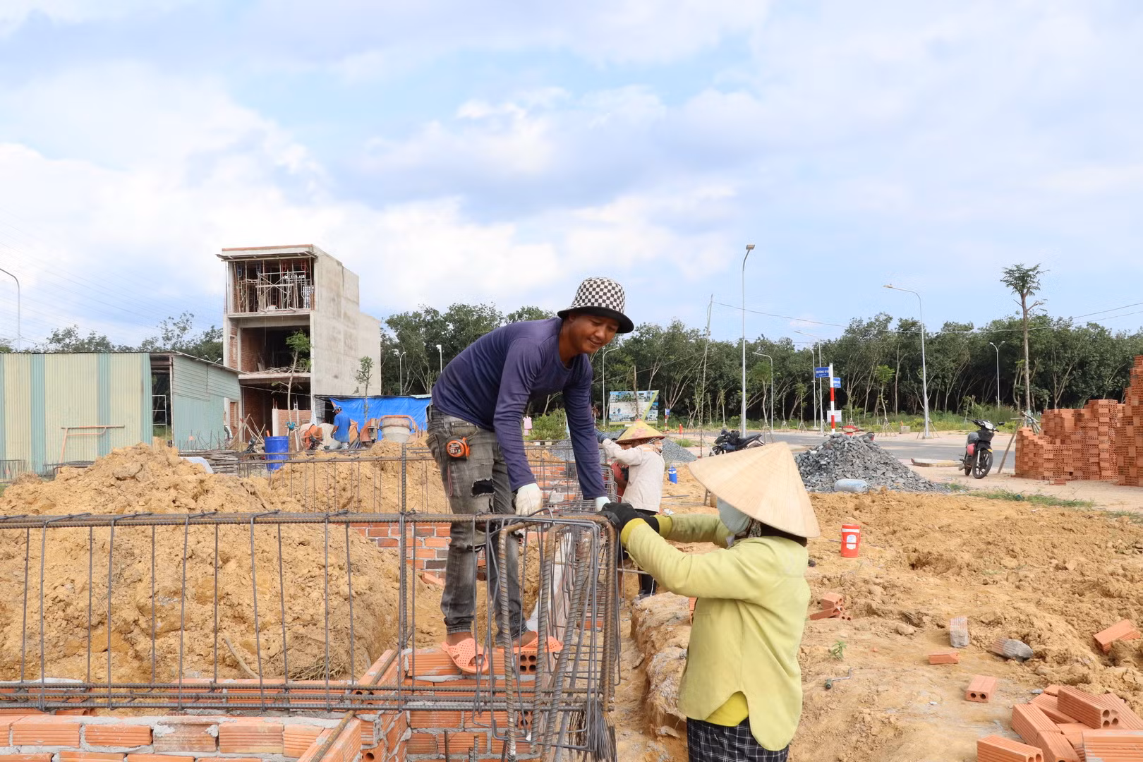 Một ngôi nhà khác đang trong giai đoạn thi công phần móng.