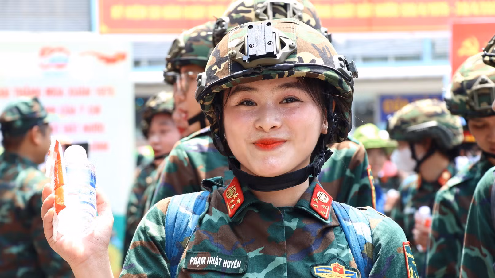 Nữ sĩ quan phấn khởi trước sự đón tiếp của người dân địa phương. Nữ sĩ quan phấn khởi trước sự đón tiếp của người dân địa phương.