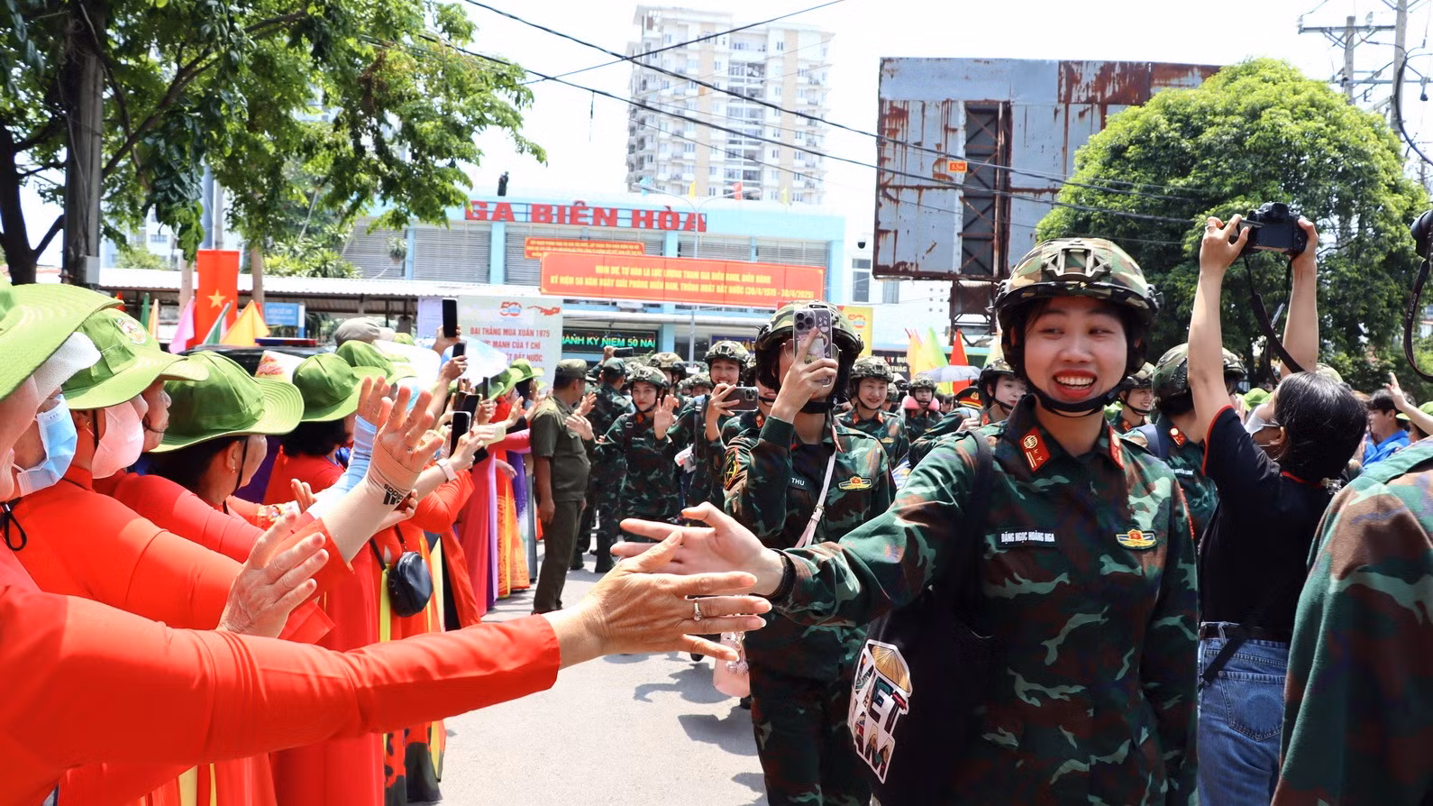 Dù dưới cái nắng gay gắt của mùa khô miền Đông Nam Bộ nhưng ai cũng phấn khởi. Dù dưới cái nắng gay gắt của mùa khô miền Đông Nam Bộ nhưng ai cũng phấn khởi.