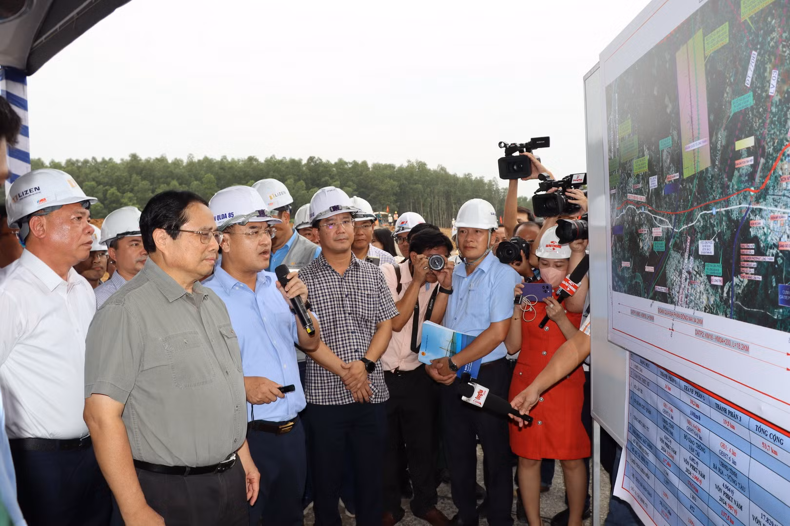Thủ tướng Phạm Minh Chính nghe đại diện Ban Quản lý Dự án 85 (Bộ Giao thông vận tải) báo cáo tiến độ Dự án thành phần 2, Dự án xây dựng đường cao tốc Biên Hòa-Vũng Tàu. Thủ tướng Phạm Minh Chính nghe đại diện Ban Quản lý Dự án 85 (Bộ Giao thông vận tải) báo cáo tiến độ Dự án thành phần 2, Dự án xây dựng đường cao tốc Biên Hòa-Vũng Tàu.