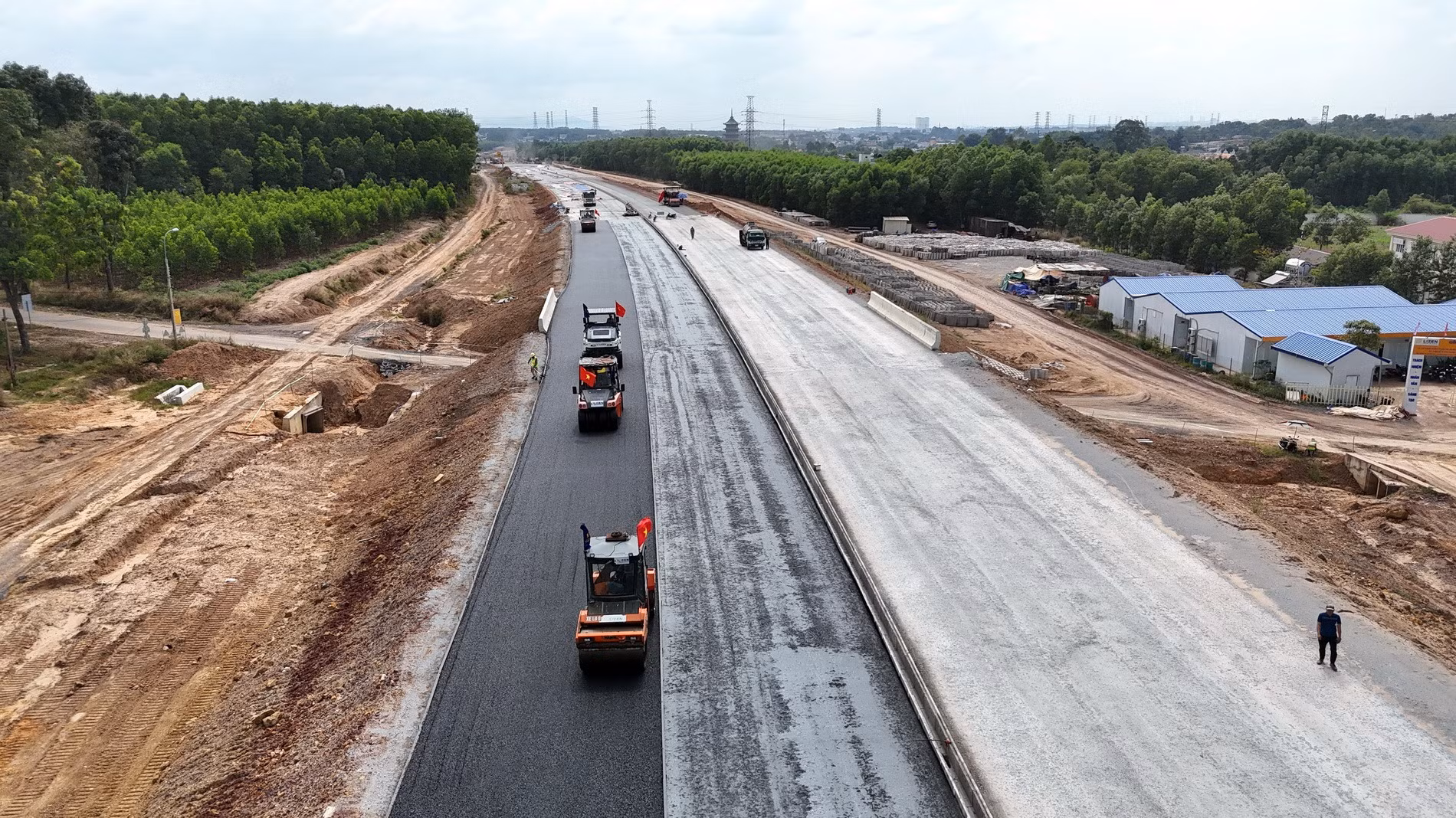 Thời tiết mùa khô ở khu vực phía nam thuận lợi cho việc thi công, đẩy nhanh tiến độ dự án.