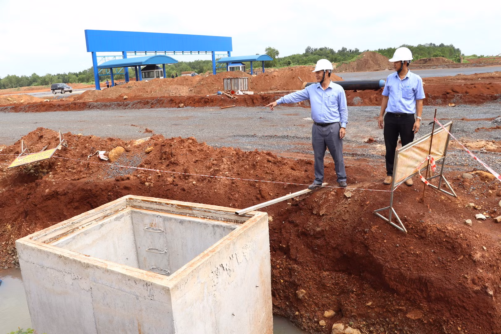 Khu vực đặt đồng hồ nước giáp ranh sân bay quốc tế Long Thành đã hoàn tất việc đấu nối. Khu vực đặt đồng hồ nước giáp ranh sân bay quốc tế Long Thành đã hoàn tất việc đấu nối.