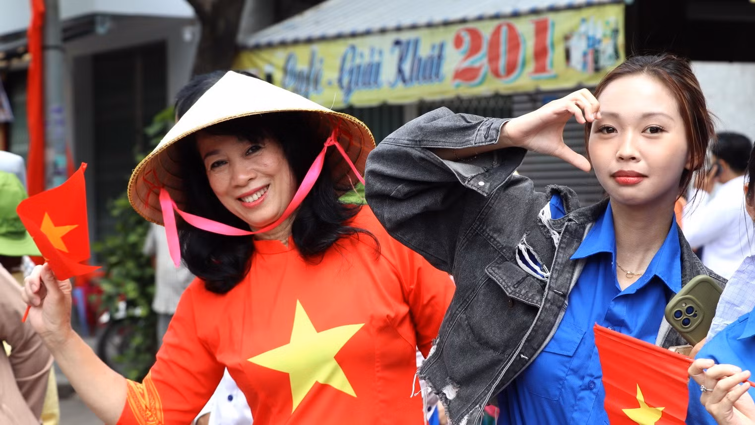 Người dân tỉnh Đồng Nai đứng hai bên đường Hưng Đạo Vương đón tiếp các lực lượng diễu binh, diễu hành.