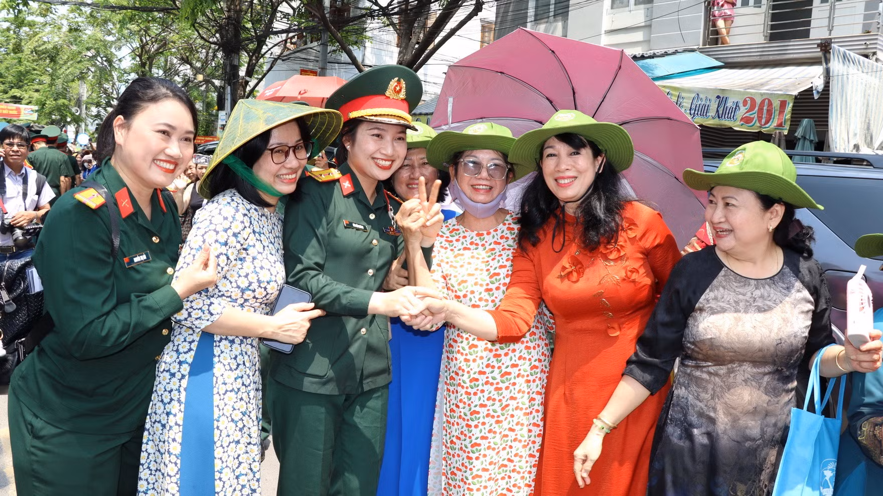 Cán bộ Sở Giáo dục và Đào tạo Đồng Nai cùng người dân địa phương hân hoan đón tiếp lực lượng diễu binh, diễu hành. Cán bộ Sở Giáo dục và Đào tạo Đồng Nai cùng người dân địa phương hân hoan đón tiếp lực lượng diễu binh, diễu hành.