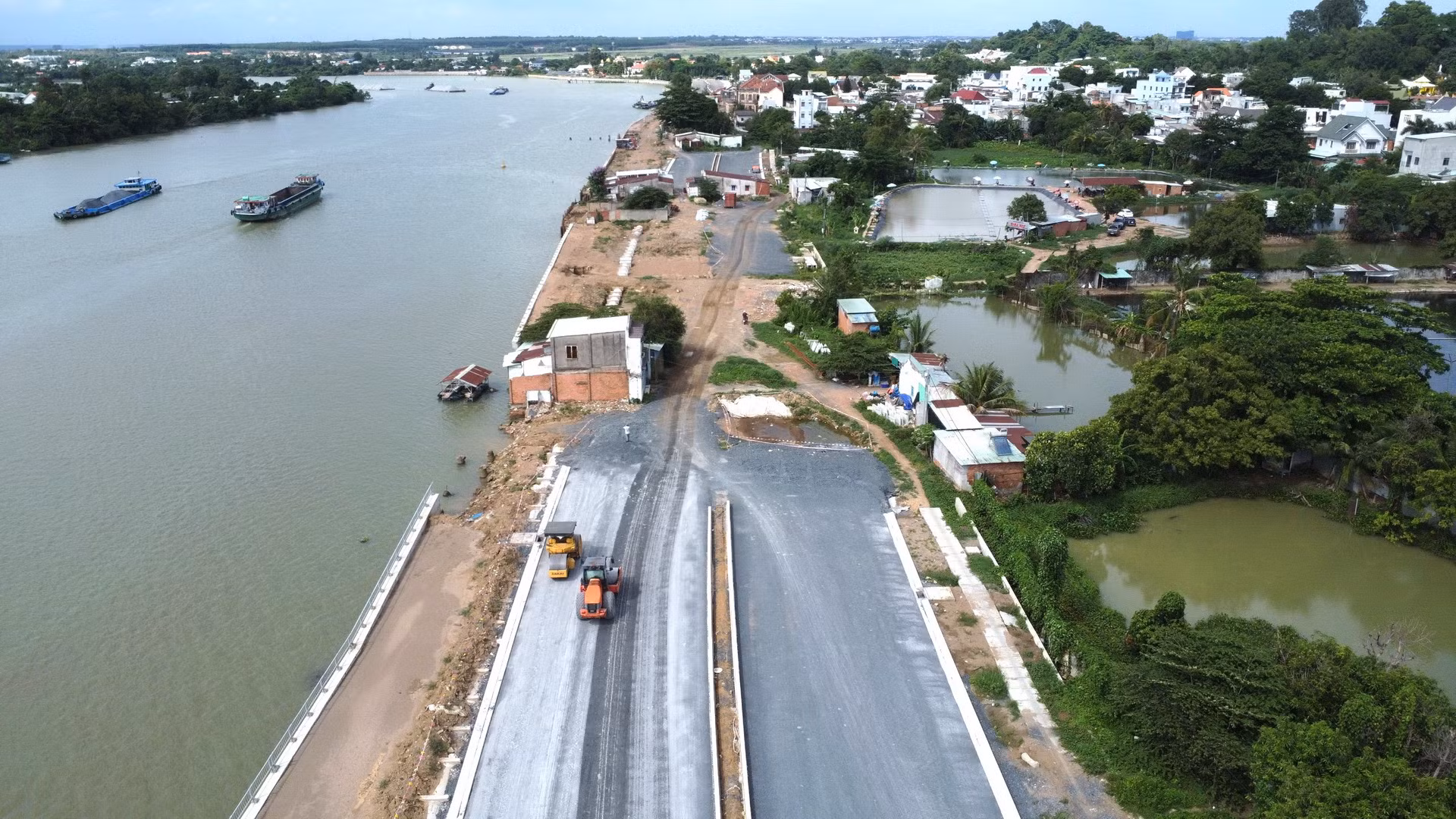 Dự án đường ven sông được đầu tư 1.339 tỷ đồng. Theo kế hoạch đề ra dự án sẽ hoàn thành, đưa vào sử dụng vào tháng 6/2023, thế nhưng đến nay mới thi công đạt 61%. Dự án đường ven sông được đầu tư 1.339 tỷ đồng. Theo kế hoạch đề ra dự án sẽ hoàn thành, đưa vào sử dụng vào tháng 6/2023, thế nhưng đến nay mới thi công đạt 61%.