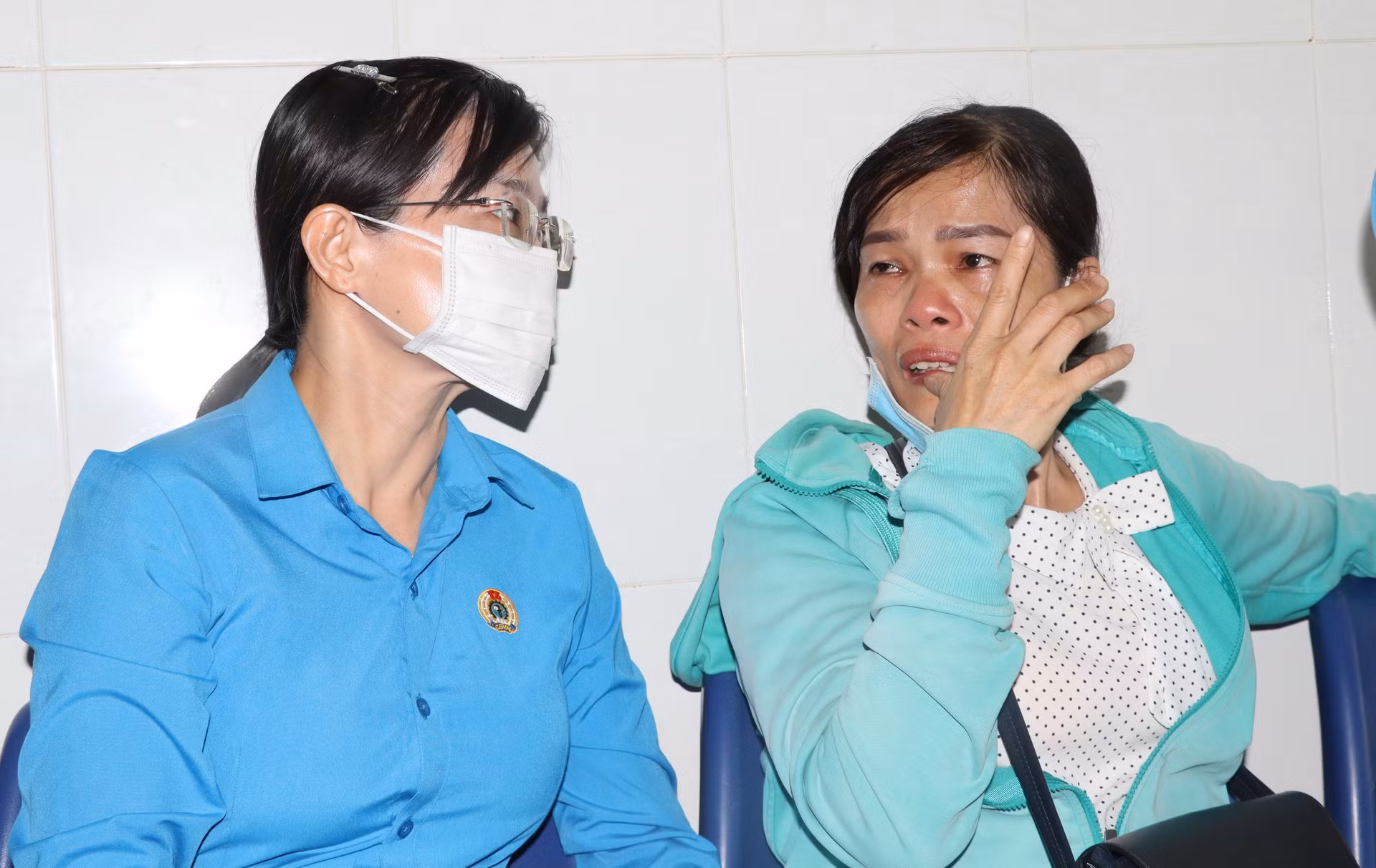 Lãnh đạo Liên đoàn Lao động tỉnh Đồng Nai động viên thân nhân người bị nạn.