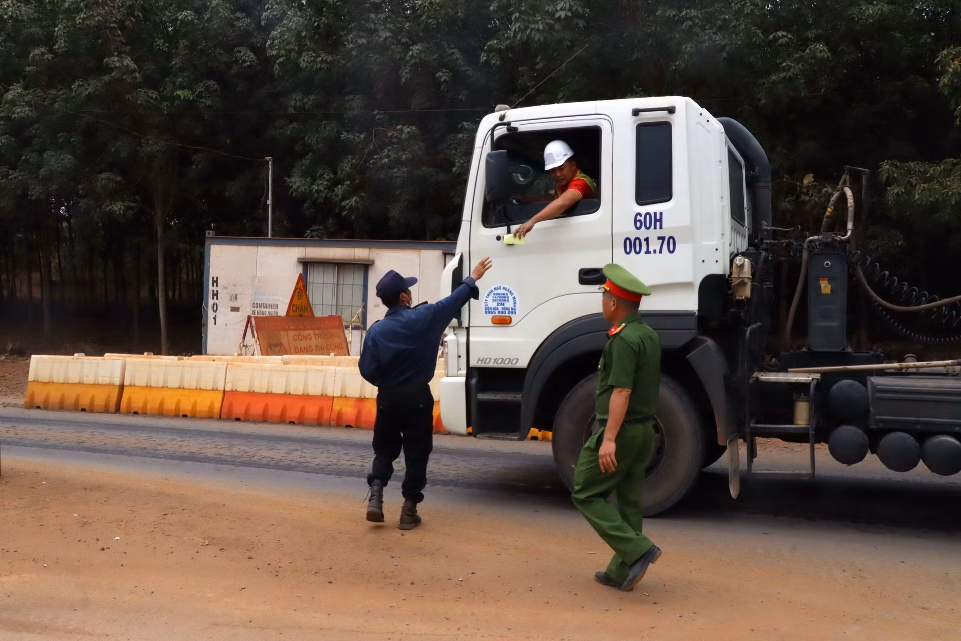 Công tác an ninh, an toàn cũng được siết chặt. Tất cả các phương tiện, con người ra, vào công trường đều được kiểm tra kỹ lưỡng. Công tác an ninh, an toàn cũng được siết chặt. Tất cả các phương tiện, con người ra, vào công trường đều được kiểm tra kỹ lưỡng.