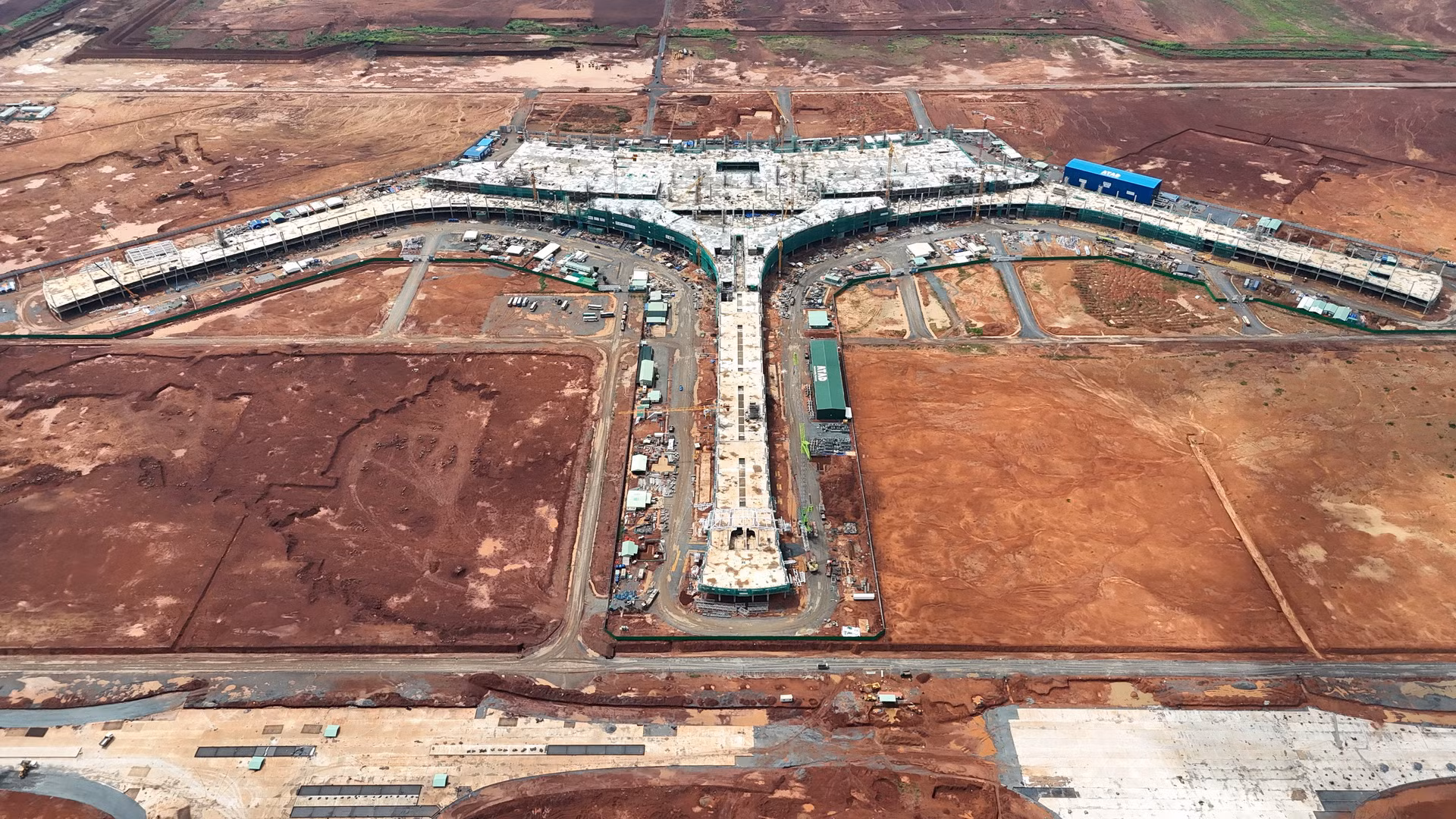 Sân bay Long Thành giai đoạn 1 là dự án quan trọng đặc biệt cấp quốc gia, có ý nghĩa rất lớn đối với sự phát triển kinh tế-xã hội của nước ta với quy mô đầu tư 1 đường cất hạ cánh và 1 nhà ga hành khách cùng các hạng mục phụ trợ đồng bộ với công suất 25 triệu hành khách/năm và 1,2 triệu tấn hàng hóa/năm.