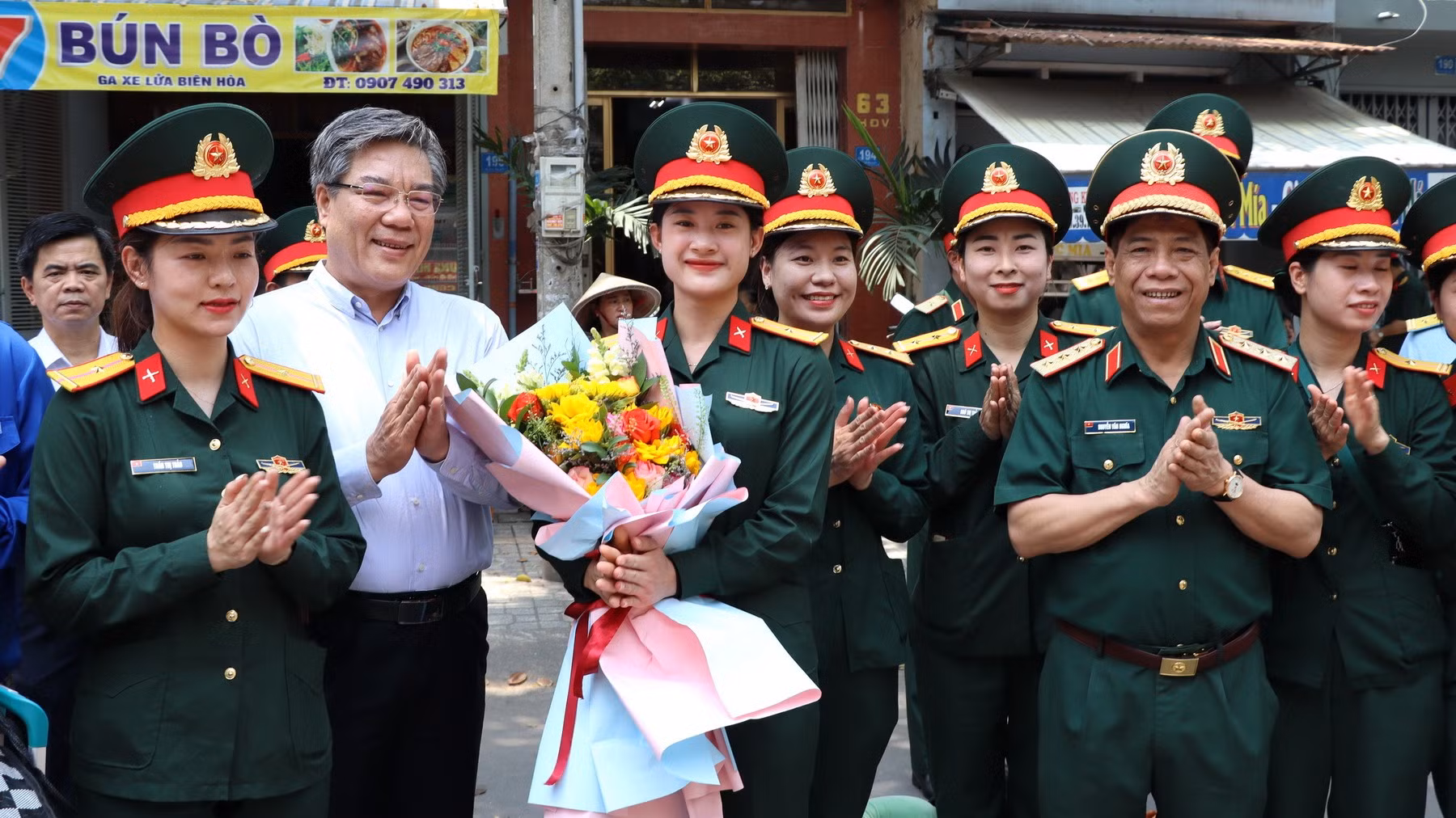 Lãnh đạo tỉnh Đồng Nai tặng hoa động viên các nữ sĩ quan. Lãnh đạo tỉnh Đồng Nai tặng hoa động viên các nữ sĩ quan.