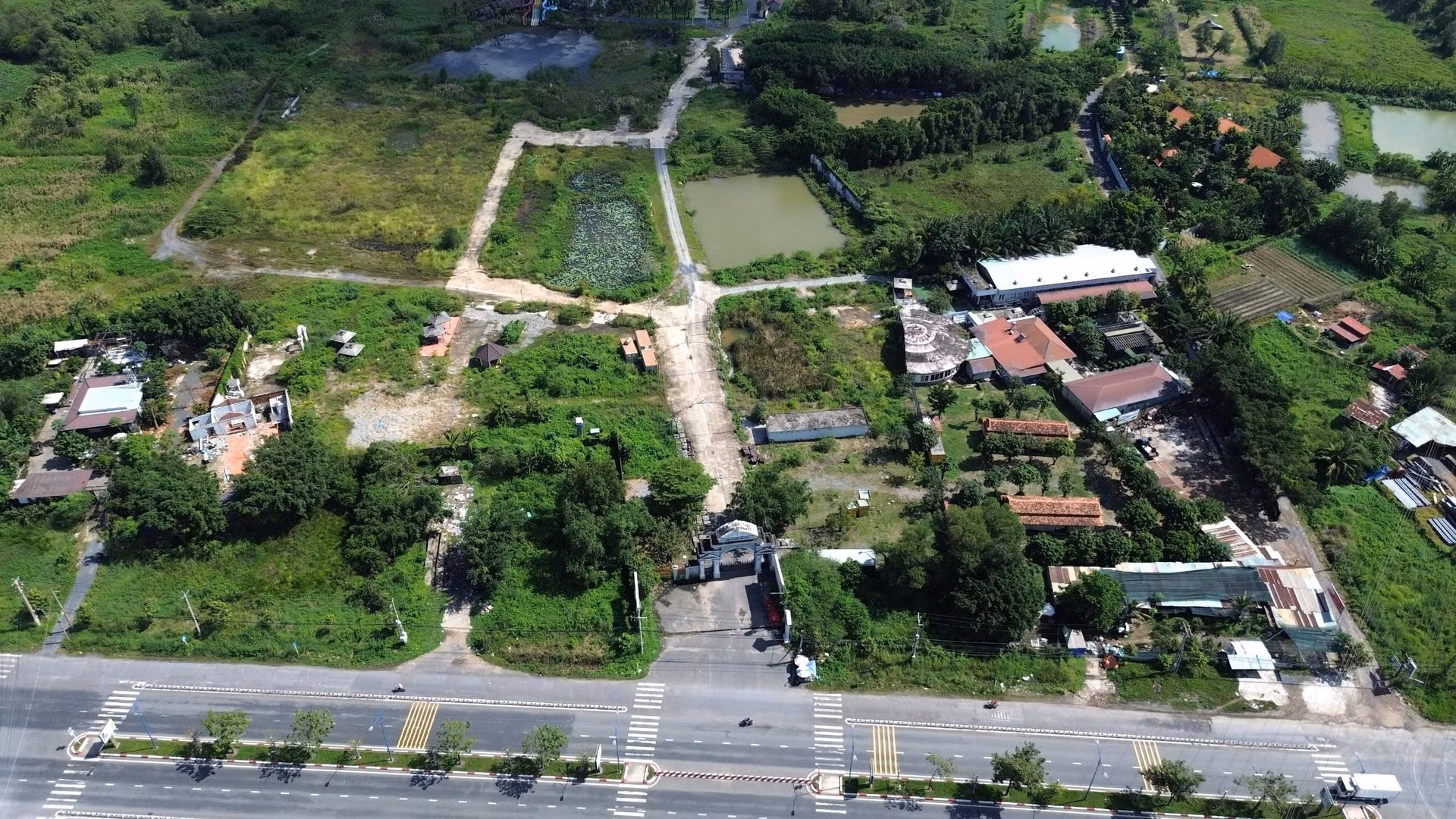 Dự án Trung tâm thương mại tại phường Hiệp Hòa có tổng diện tích gần 12ha, nằm trên trục đường Đặng Văn Trơn có tổng mức đầu tư dự án là hơn 6 nghìn tỷ đồng sắp được khởi công xây dựng.