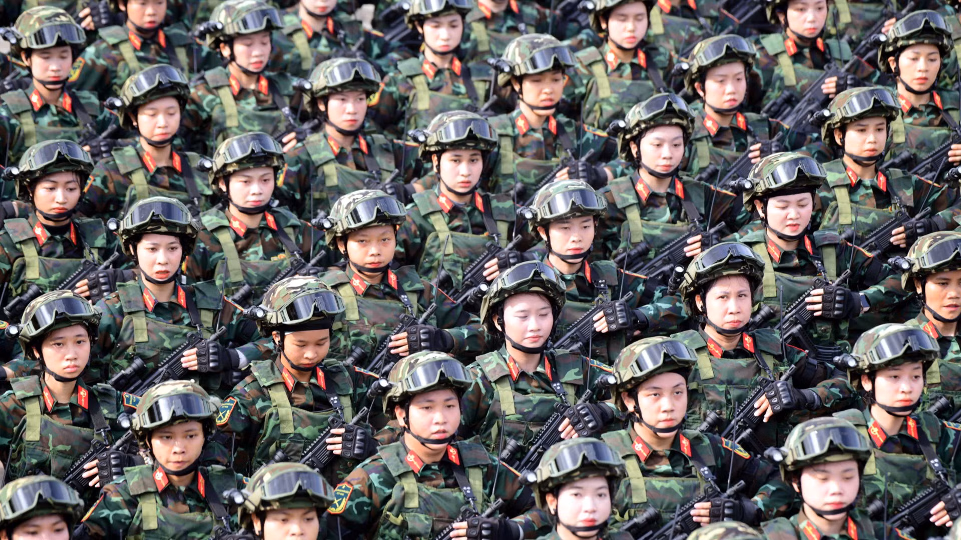 Nhiều khối nữ tham gia tổng hợp luyện diễu binh Đại lễ 30/4 tại sân bay Biên Hòa.