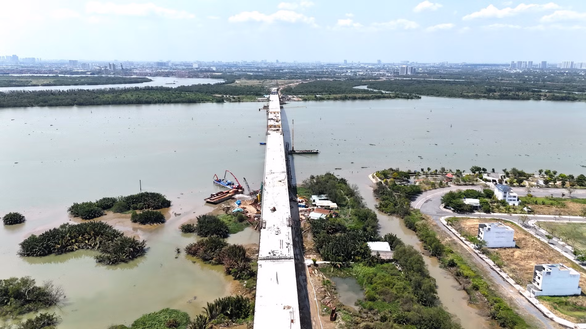 Đại diện Ban Quản lý dự án Mỹ Thuận, đơn vị chủ đầu tư cho biết, sau thời gian nỗ lực thi công với tinh thần “vượt nắng, thắng mưa”, cầu Nhơn Trạch đã được hợp long vào tối 18/3.