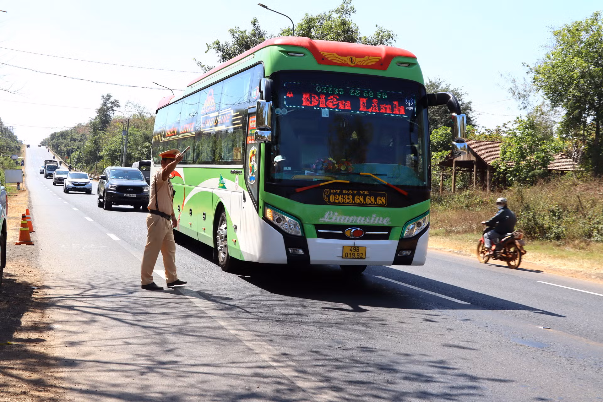 Lực lượng Cảnh sát giao thông Công an tỉnh Đồng Nai được huy động ứng trực 100% quân số để bảo đảm trật tự an toàn giao thông trên các tuyến quốc lộ qua địa bàn.