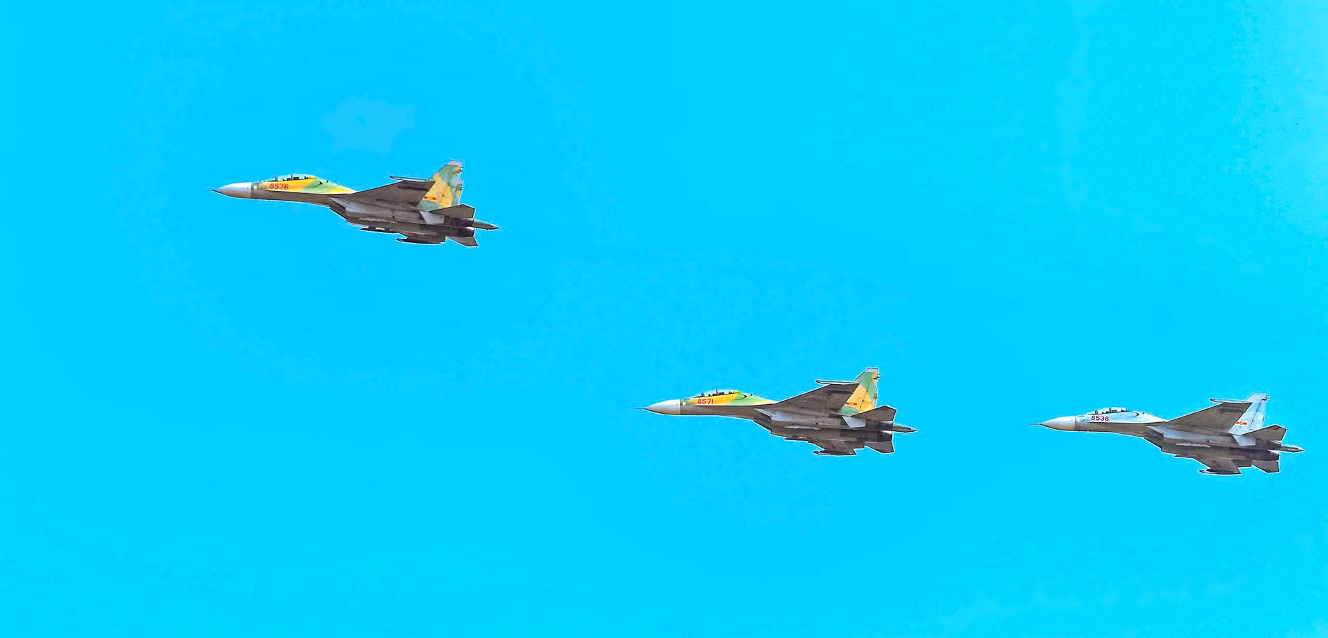 Phi đội máy bay tiêm kích Su-30MK2 luyện tập trên bầu trời thành phố Biên Hòa. Phi đội máy bay tiêm kích Su-30MK2 luyện tập trên bầu trời thành phố Biên Hòa.