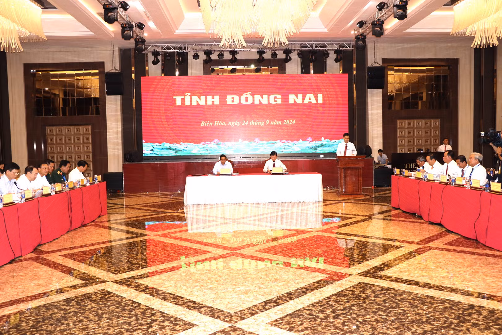 Quang cảnh buổi làm việc giữa Thủ tướng Phạm Minh Chính cùng Đoàn công tác Chính phủ với Ban Thường vụ Tỉnh ủy Đồng Nai.