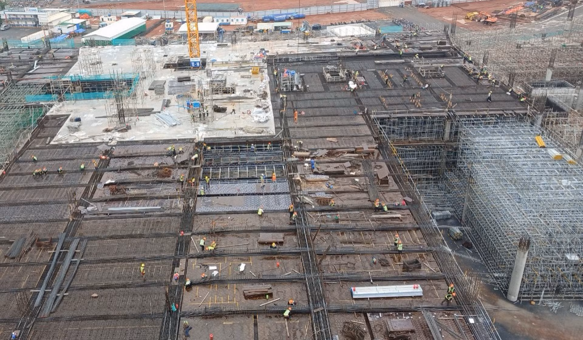 Tổng công ty Cảng hàng không Việt Nam (ACV), đơn vị chủ đầu tư xây dựng giai đoạn 1 sân bay Long Thành cho biết, hiện đang có khoảng gần 6.000 cán bộ, kỹ sư, công nhân tham gia thi công ở các gói thầu. Cùng với đó, hàng nghìn xe, máy móc, thiết bị được sử dụng. Tổng công ty Cảng hàng không Việt Nam (ACV), đơn vị chủ đầu tư xây dựng giai đoạn 1 sân bay Long Thành cho biết, hiện đang có khoảng gần 6.000 cán bộ, kỹ sư, công nhân tham gia thi công ở các gói thầu. Cùng với đó, hàng nghìn xe, máy móc, thiết bị được sử dụng.