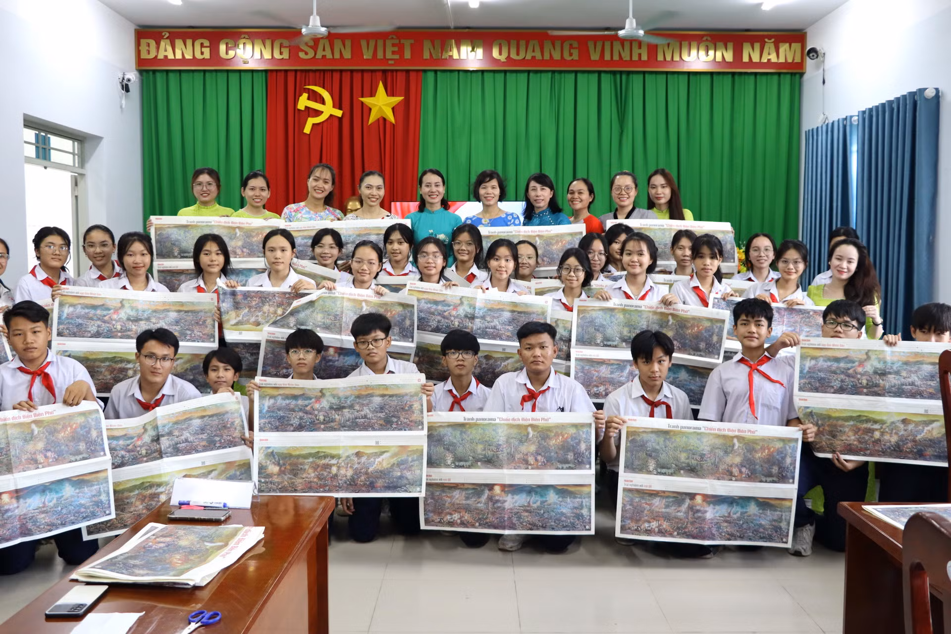 Học sinh, giáo viên ở Đồng Nai rất hào hứng trải nghiệm tranh panorama Chiến dịch Điện Biên Phủ của Báo Nhân Dân