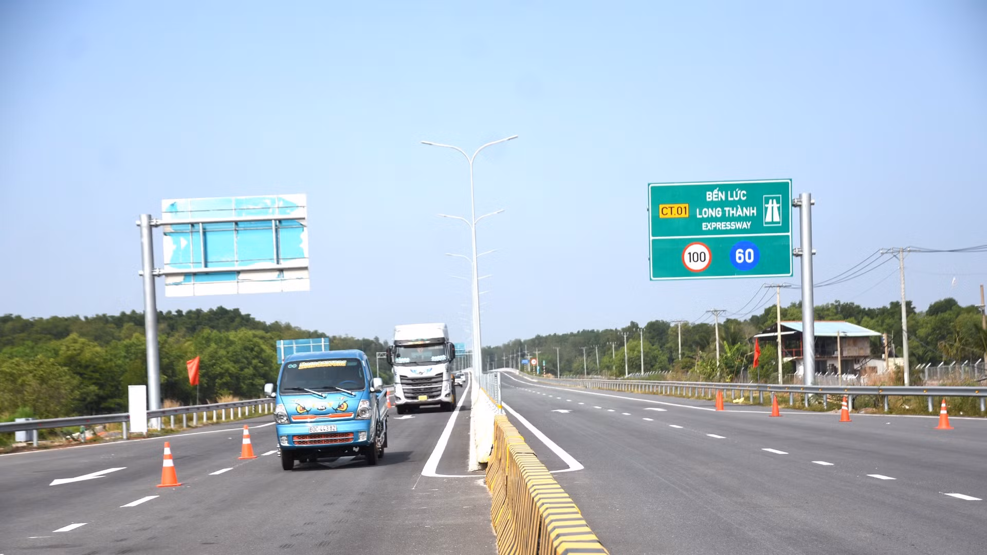 Tại tỉnh Đồng Nai, ngày 7/2, Tổng công ty Đầu tư phát triển đường cao tốc Việt Nam tổ chức thông xe hai đoạn tuyến thuộc cao tốc Bến Lức - Long Thành với tổng chiều dài 10,4 km. Tại tỉnh Đồng Nai, ngày 7/2, Tổng công ty Đầu tư phát triển đường cao tốc Việt Nam tổ chức thông xe hai đoạn tuyến thuộc cao tốc Bến Lức - Long Thành với tổng chiều dài 10,4 km.