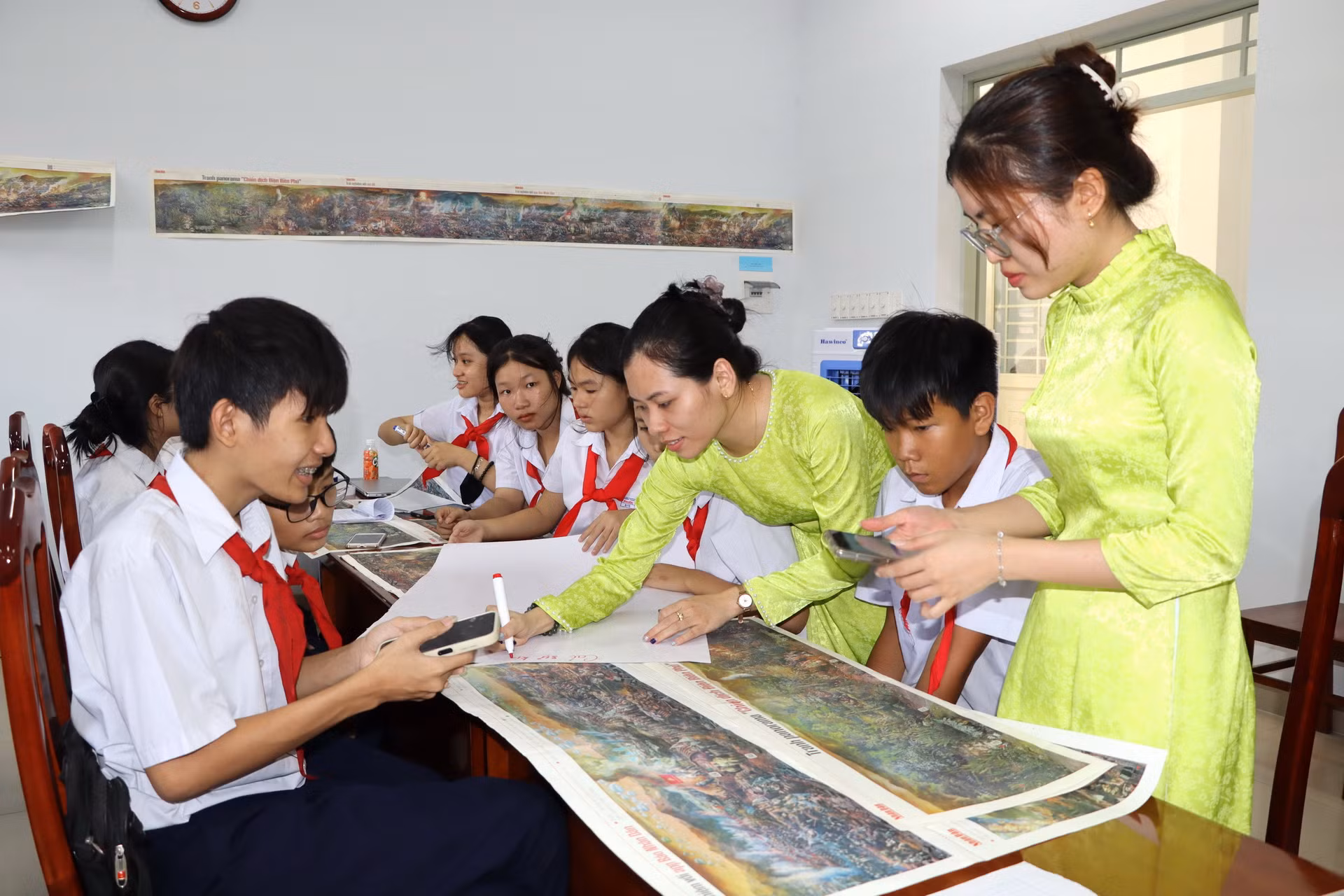 Giáo viên hướng dẫn học sinh ghi nội dung phần thi thuyết trình.