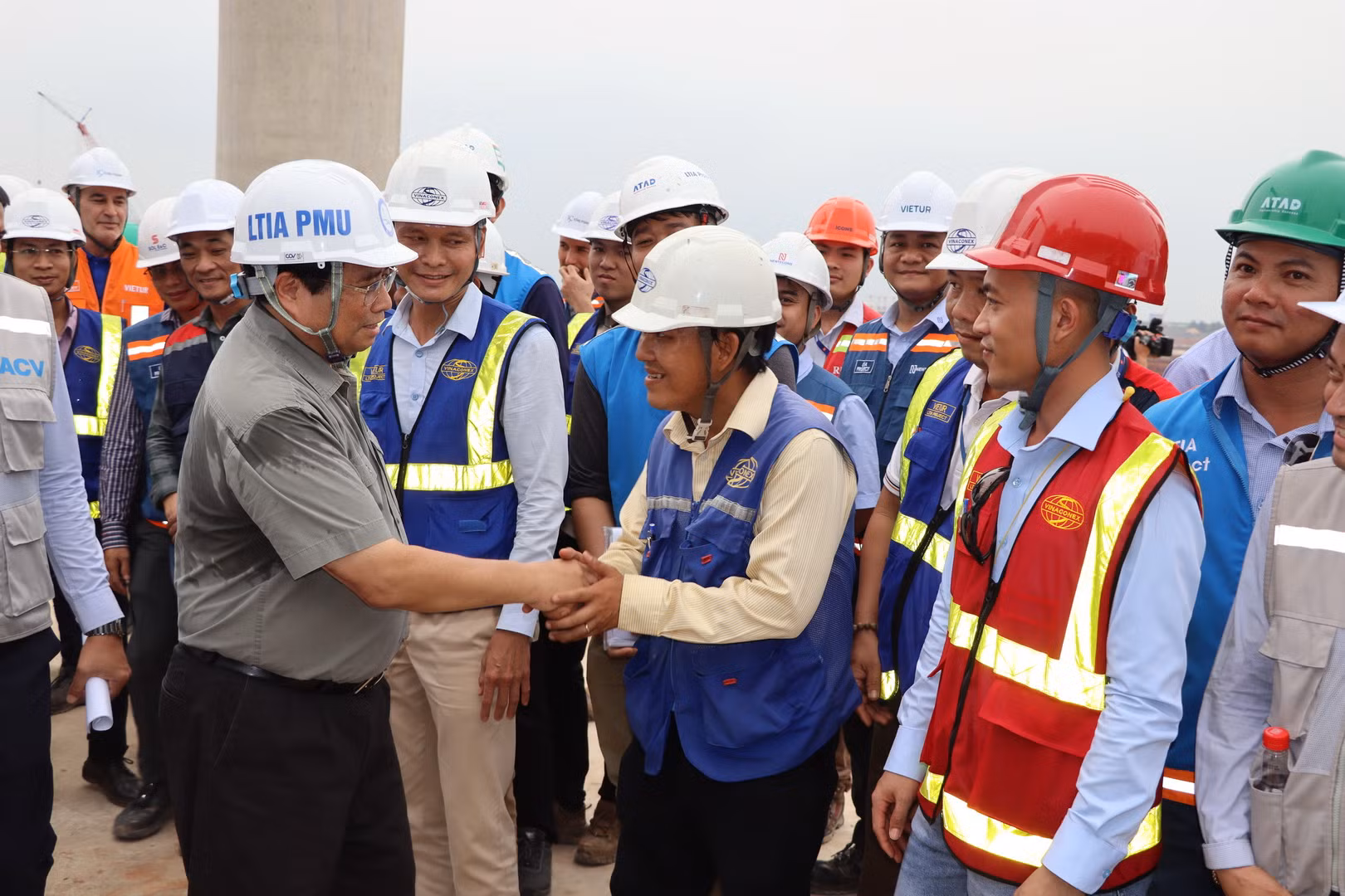 Thủ tướng Phạm Minh Chính động viên cán bộ, kỹ sư, công nhân tham gia thi công nhà ga hành khách dự án sân bay Long Thành. Thủ tướng Phạm Minh Chính động viên cán bộ, kỹ sư, công nhân tham gia thi công nhà ga hành khách dự án sân bay Long Thành.
