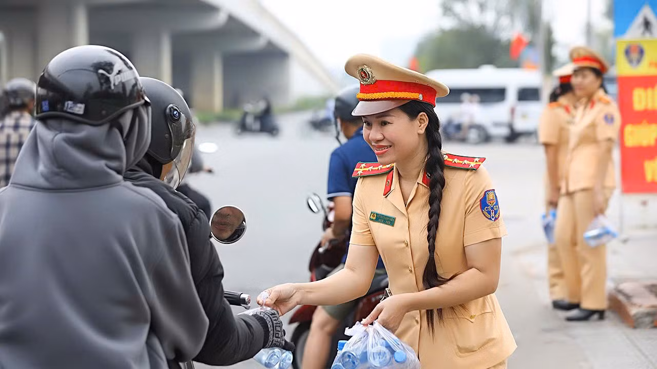 Hàng nghìn chai nước suối, khăn lạnh được các nữ Cảnh sát giao thông Công an tỉnh phát cho người dân đi xe máy qua địa bàn Đồng Nai. Hàng nghìn chai nước suối, khăn lạnh được các nữ Cảnh sát giao thông Công an tỉnh phát cho người dân đi xe máy qua địa bàn Đồng Nai.