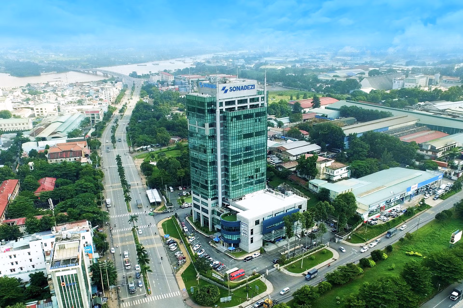 Dự án khu đô thị dịch vụ Biên Hòa 1 có diện tích hơn 286ha; trong đó, có 2 công trình hiện hữu đề xuất giữ lại gồm: Tòa nhà Sonadezi, diện tích khoảng 1,2ha và Trung tâm kỹ thuật Tiêu chuẩn đo lường chất lượng 3, diện tích khoảng 2,2ha. Do vậy, khu đô thị dịch vụ Biên Hòa 1 sau khi giảm diện tích 2 khu vực trên còn hơn 283ha.