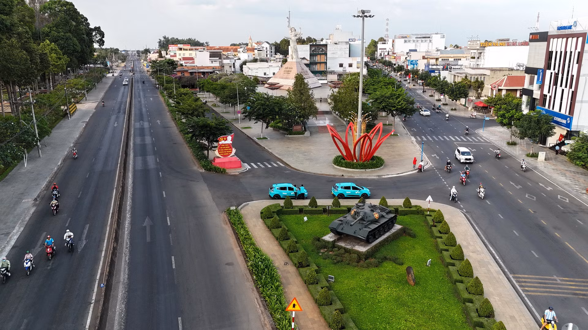 Tượng đài Chiến thắng Long Khánh, nơi ghi dấu chứng tích cách đây 49 năm về trước quân ta đập tan “cánh cửa thép” Xuân Lộc, mở đường cho đại quân ta tiến về Sài Gòn giải phóng miền nam, thống nhất đất nước.