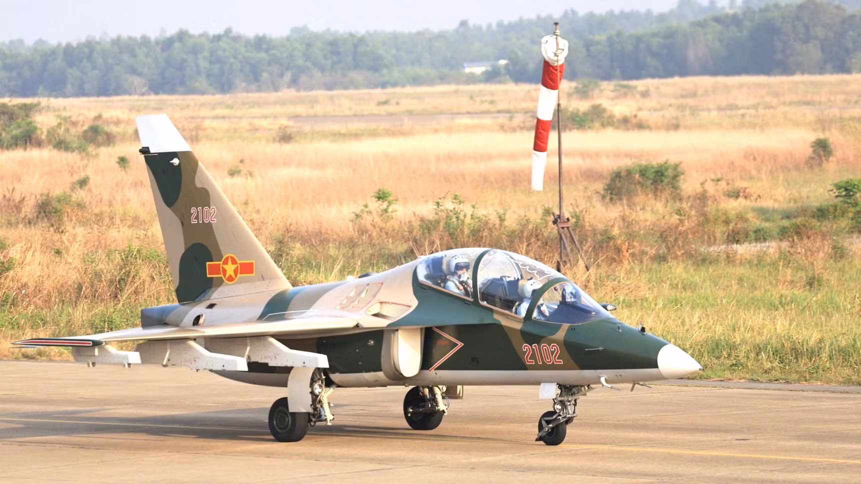 Máy bay Yak-130 cất cánh bay huấn luyện. Máy bay Yak-130 cất cánh bay huấn luyện.