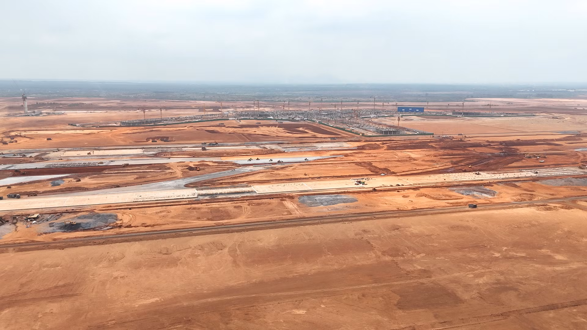 Các hạng mục nhà ga hành khách, đường cất hạ cánh, đài không lưu, sân đỗ máy bay đang được tăng tốc đẩy nhanh tiến độ. Các hạng mục nhà ga hành khách, đường cất hạ cánh, đài không lưu, sân đỗ máy bay đang được tăng tốc đẩy nhanh tiến độ.