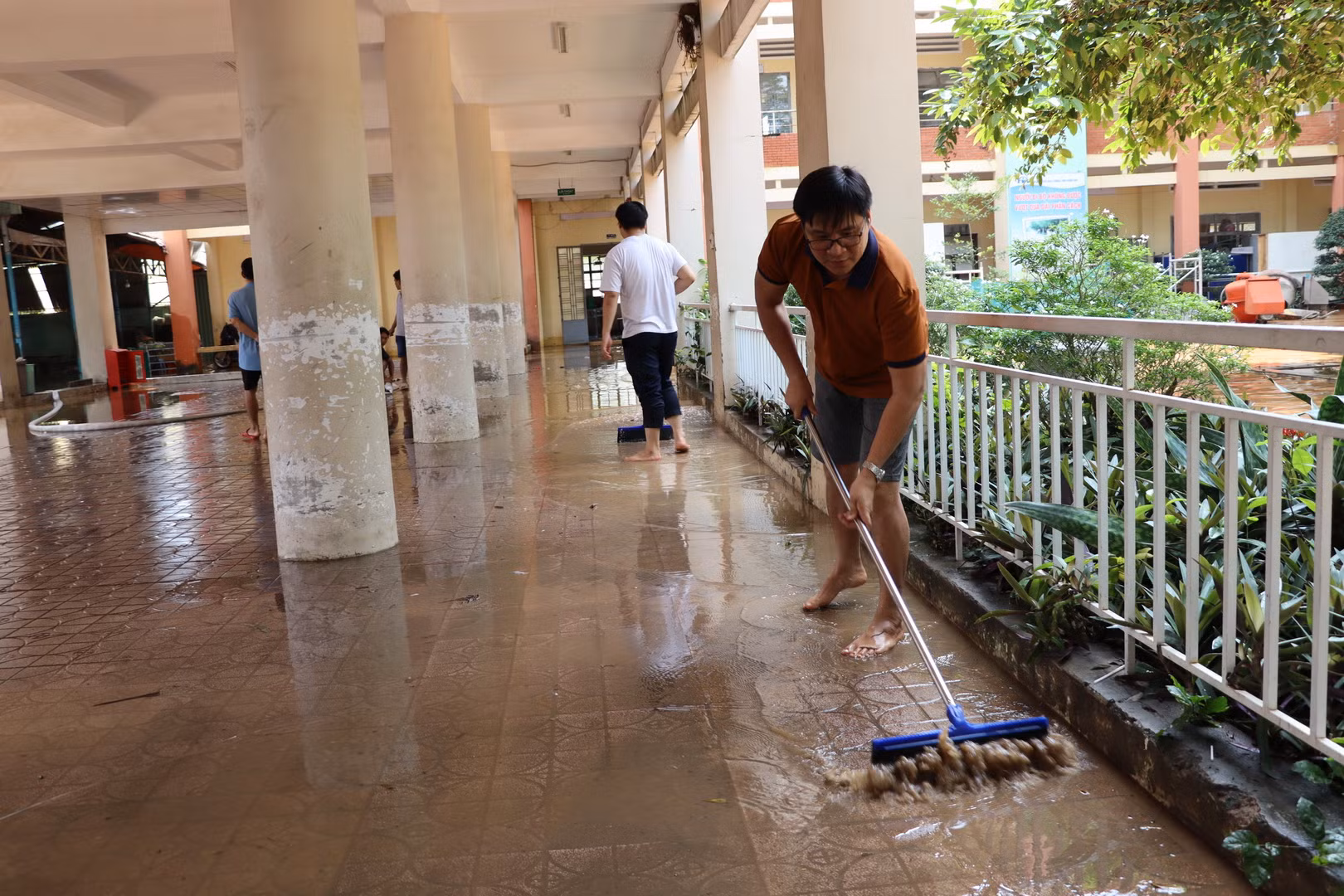 Đến khoảng 10 giờ sáng cùng ngày, việc dọn dẹp sau khi nước rút được thực hiện.