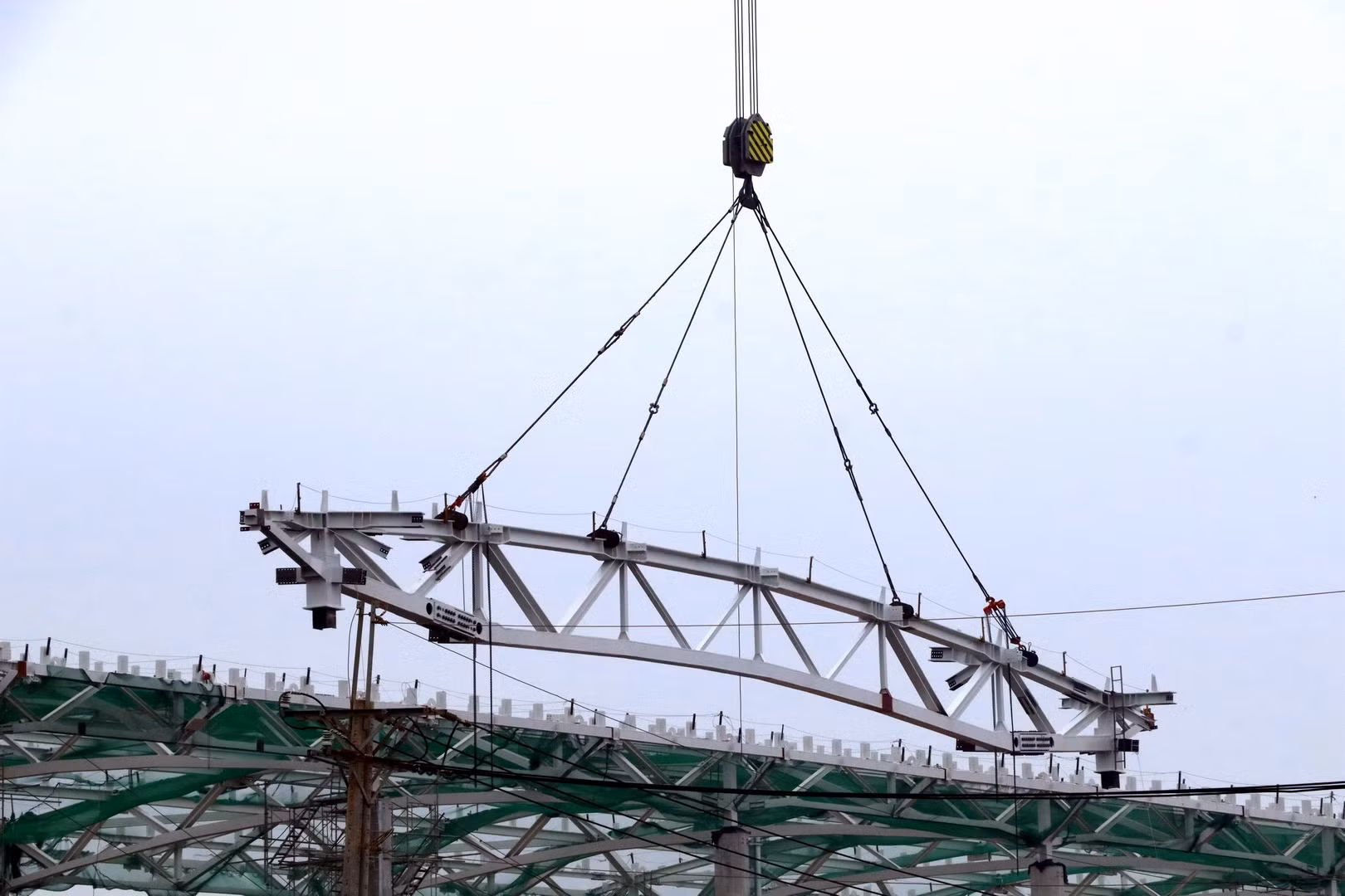 Tiến hành lắp dựng khung thép mái nhà ga sân bay Long Thành.