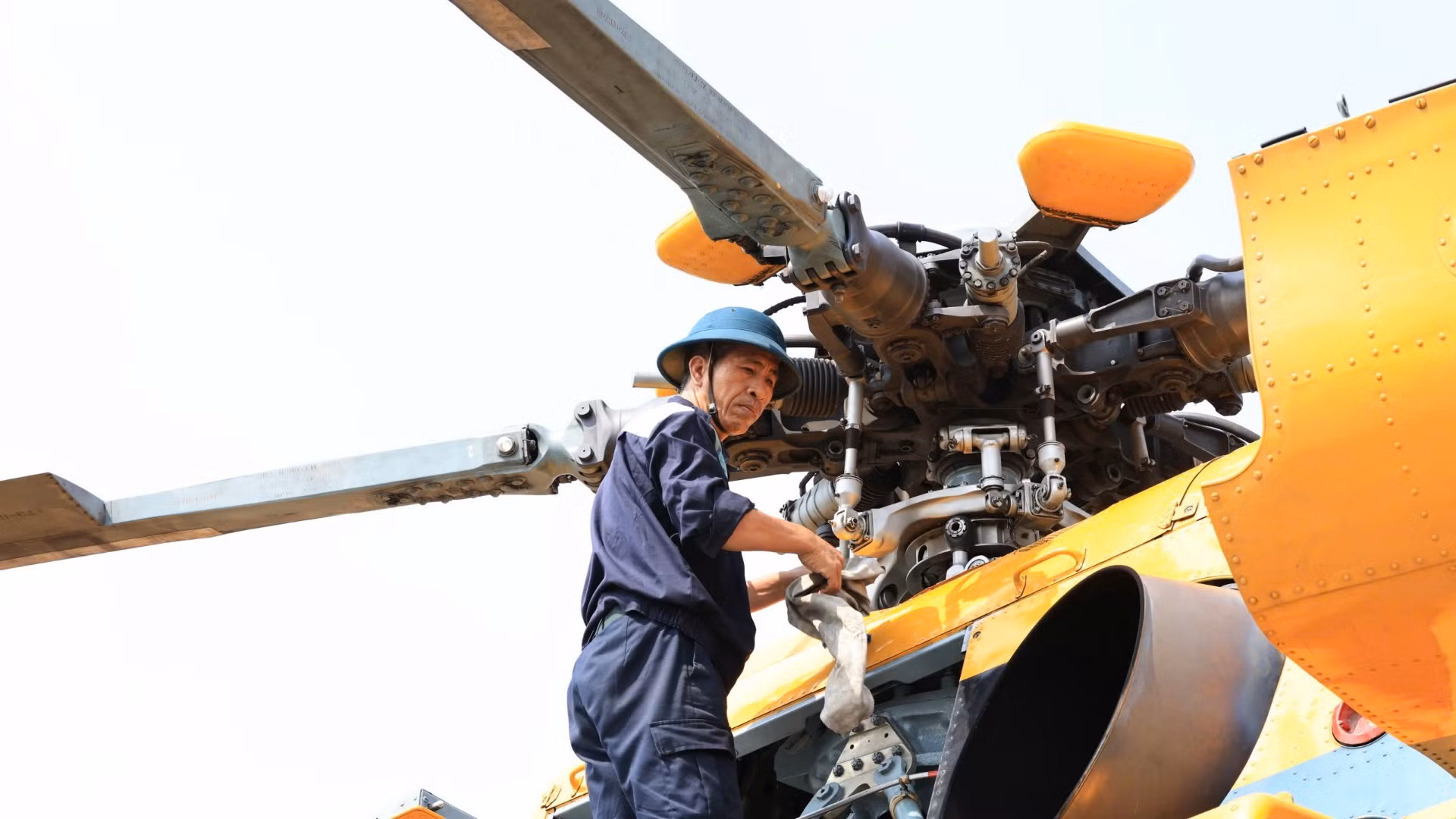 Nhân viên kỹ thuật kiểm tra máy bay. Nhân viên kỹ thuật kiểm tra máy bay.