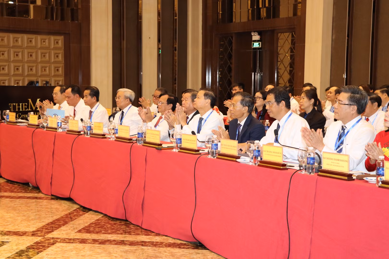 Các đồng chí trong Ban Thường vụ Tỉnh ủy Đồng Nai tham dự cuộc làm việc.