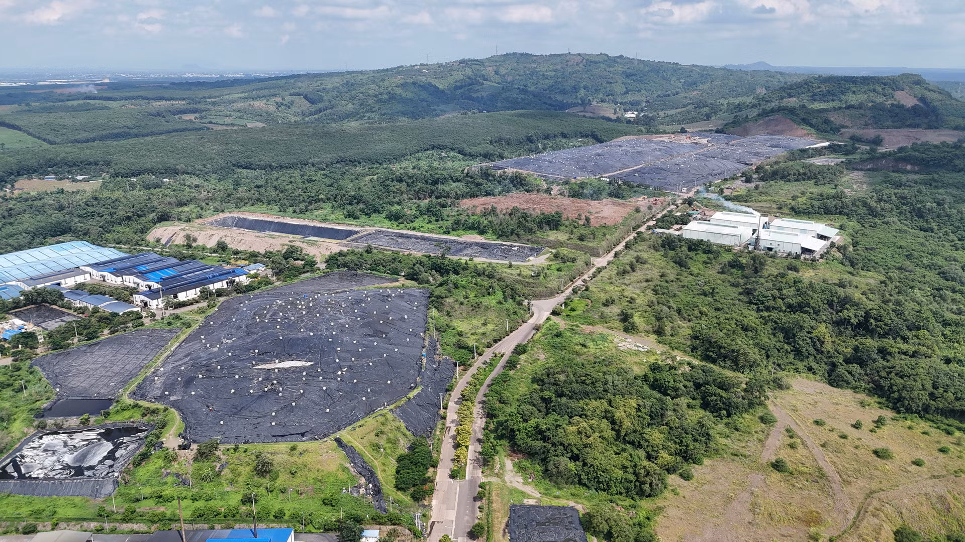Khu xử lý chất thải Quang Trung đang thực hiện các thủ tục để làm ô chôn lấp số 15 quy mô 4ha; đồng thời, thực hiện các bước để đầu tư dự án xử lý rác thải sinh hoạt phát điện hơn 3.000 tỷ đồng, với tổng công suất 600 tấn/ngày. Khu xử lý chất thải Quang Trung đang thực hiện các thủ tục để làm ô chôn lấp số 15 quy mô 4ha; đồng thời, thực hiện các bước để đầu tư dự án xử lý rác thải sinh hoạt phát điện hơn 3.000 tỷ đồng, với tổng công suất 600 tấn/ngày.