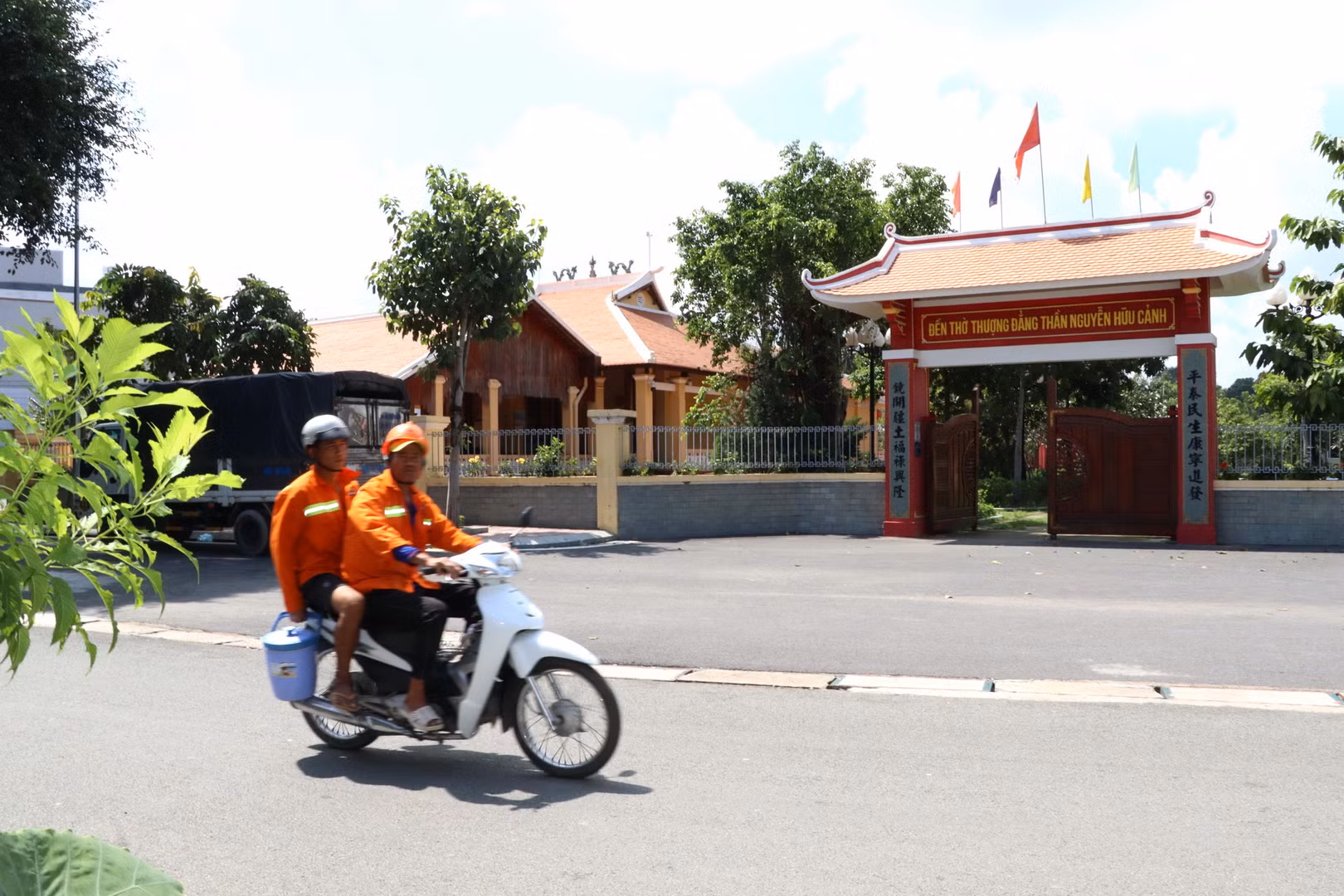 Trên cù lao Hiệp Hòa, có Di tích lịch sử-văn hóa cấp quốc gia đền thờ Nguyễn Hữu Cảnh, người có công khai phá vùng đất Biên Hòa-Đồng Nai và mở cõi phương nam.