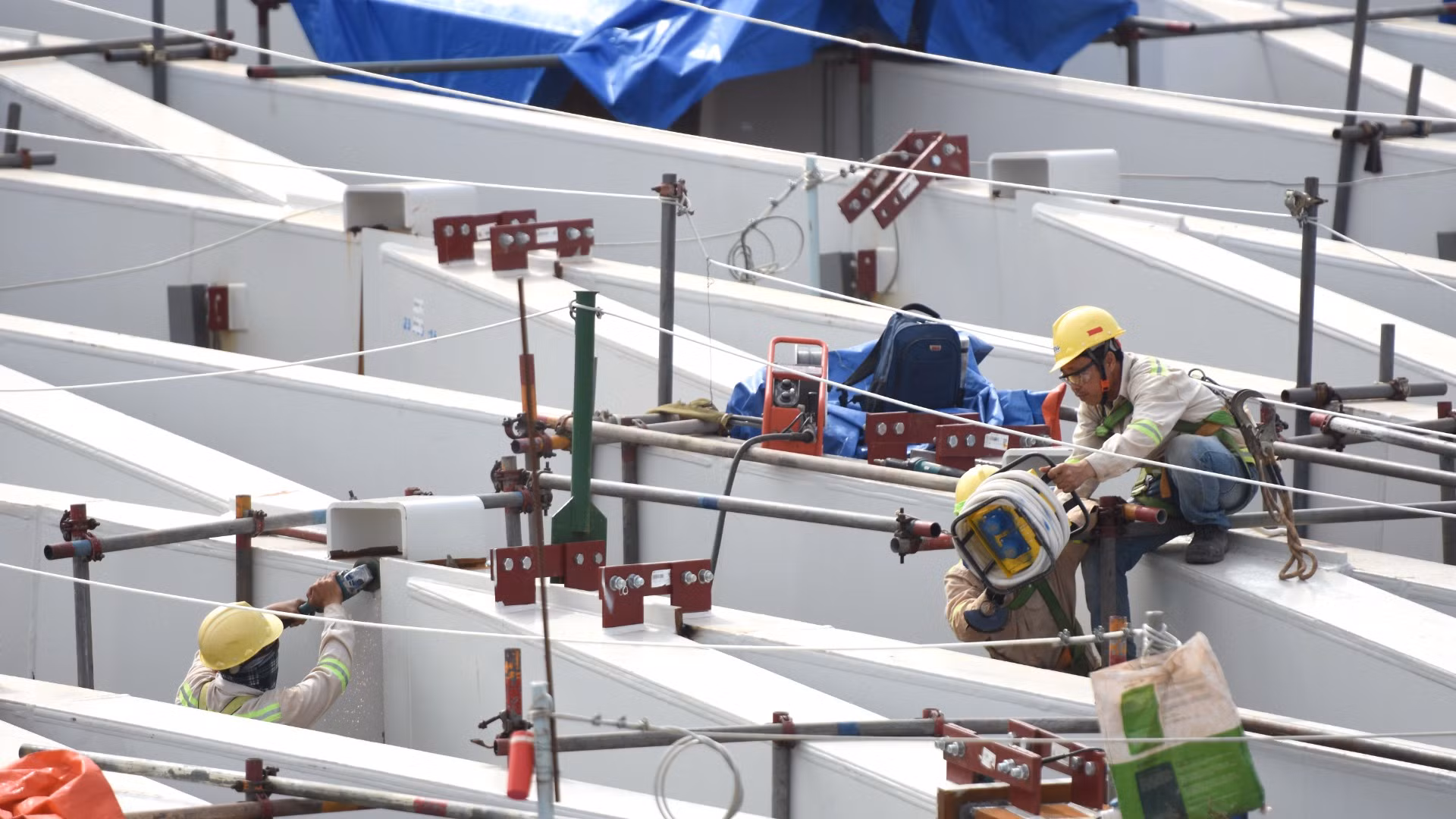 Việc lắp dựng kèo thép chính khu cánh đạt 96% và 41% đối với khu trung tâm. Việc lắp dựng kèo thép chính khu cánh đạt 96% và 41% đối với khu trung tâm.