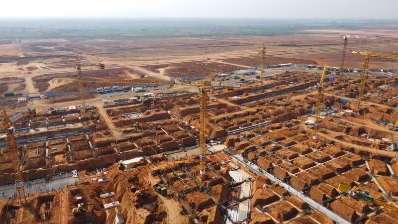 Liên danh nhà thầu Vietur đã và đang tích cực đẩy mạnh thi công với hơn 2.000 kỹ sư, công nhân cùng hàng trăm máy móc, trang thiết bị trên công trường làm việc ngày đêm, tranh thủ điều kiện thời tiết mùa khô thuận lợi. Liên danh nhà thầu Vietur đã và đang tích cực đẩy mạnh thi công với hơn 2.000 kỹ sư, công nhân cùng hàng trăm máy móc, trang thiết bị trên công trường làm việc ngày đêm, tranh thủ điều kiện thời tiết mùa khô thuận lợi.