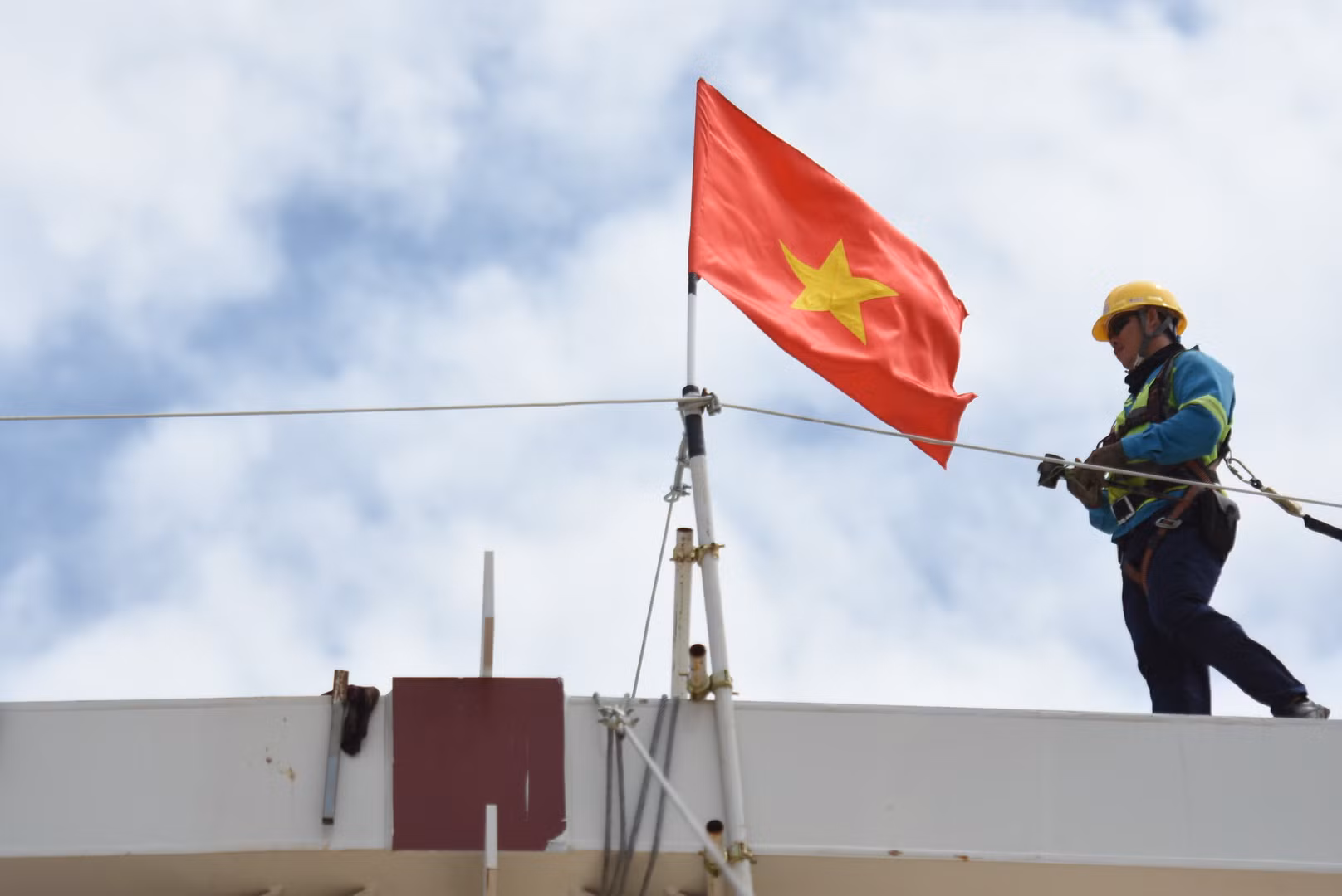 Sau khi được đưa lên mái, các công nhân thực hiện công đoạn lắp đặt cấu thép.