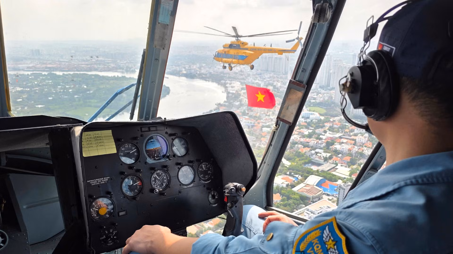Bên trong buồng lái máy bay trực thăng luyện tập.