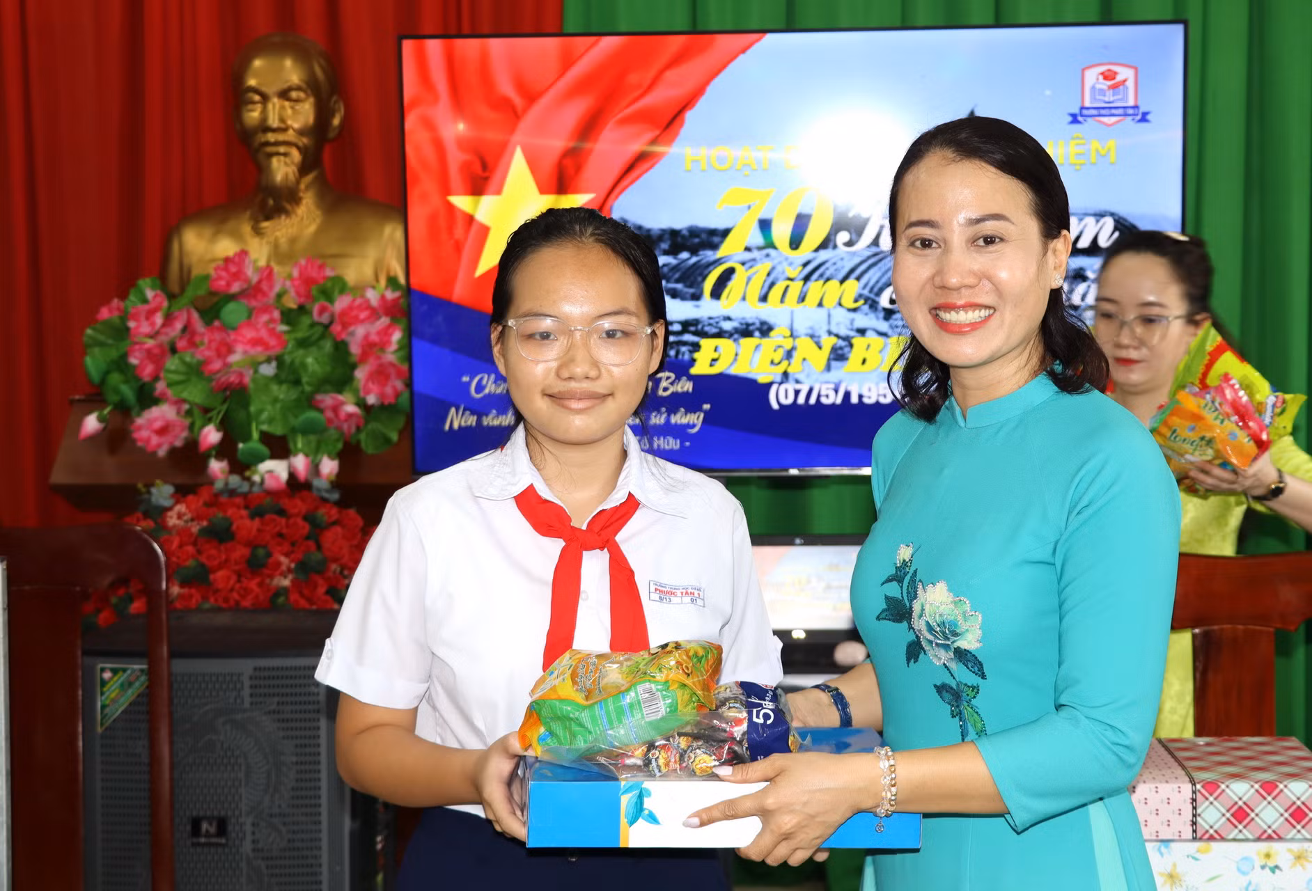 Cô giáo Phạm Thị Nam trao giải nhất cho Đội 1 Trường trung học cơ sở Phước Tân 3