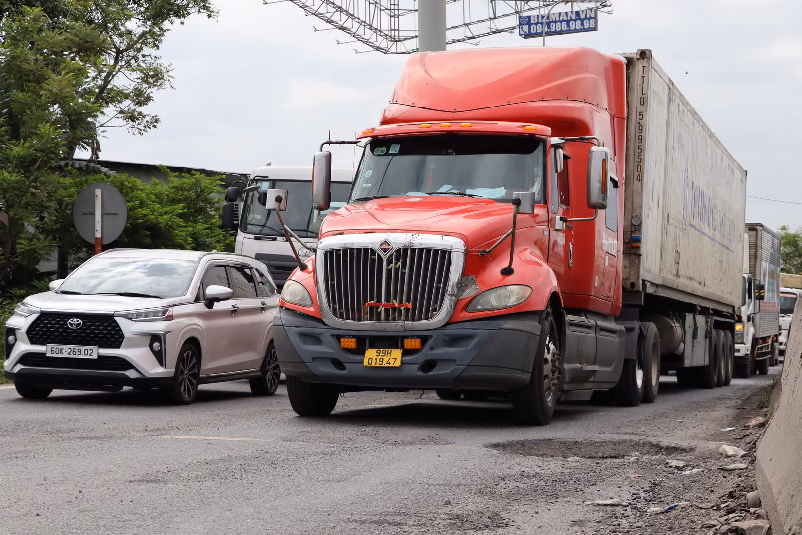 Lượng phương tiện xe vận tải lưu thông trên Quốc lộ 51 qua khu vực rất đông. Lượng phương tiện xe vận tải lưu thông trên Quốc lộ 51 qua khu vực rất đông.