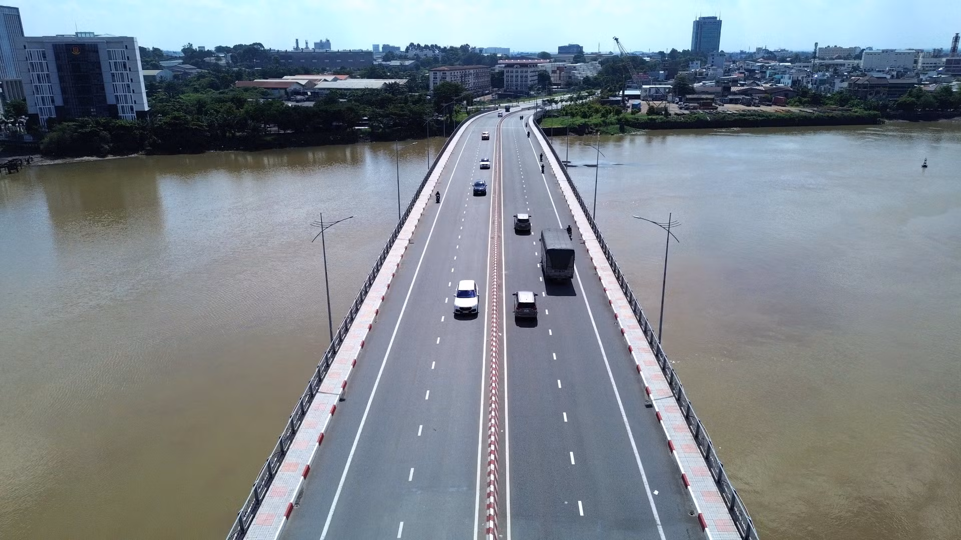 Lâu nay, cù lao Hiệp Hòa được kết nối với khu vực chung quanh bằng cầu Ghềnh, cầu Rạch Cát, cầu Hiệp Hòa, cầu Bửu Hòa và cầu An Hảo. Các tuyến giao thông chính qua khu vực này chỉ có đường Đặng Văn Trơn, Đỗ Văn Thi.