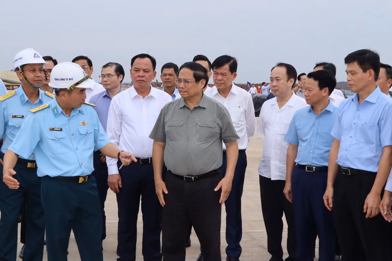 Đại diện đơn vị thi công đường băng sân bay Long Thành báo cáo tiến độ thi công với Thủ tướng Chính phủ và Đoàn công tác. Đại diện đơn vị thi công đường băng sân bay Long Thành báo cáo tiến độ thi công với Thủ tướng Chính phủ và Đoàn công tác.