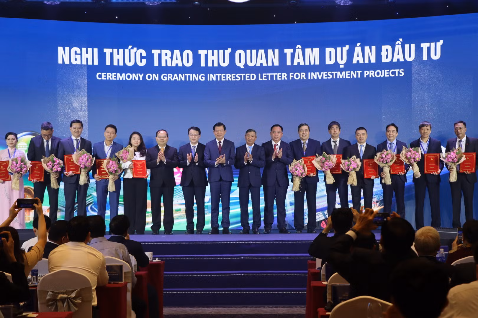 Lãnh đạo tỉnh Đồng Nai trao Thư quan tâm dự án đầu tư cho các doanh nghiệp.